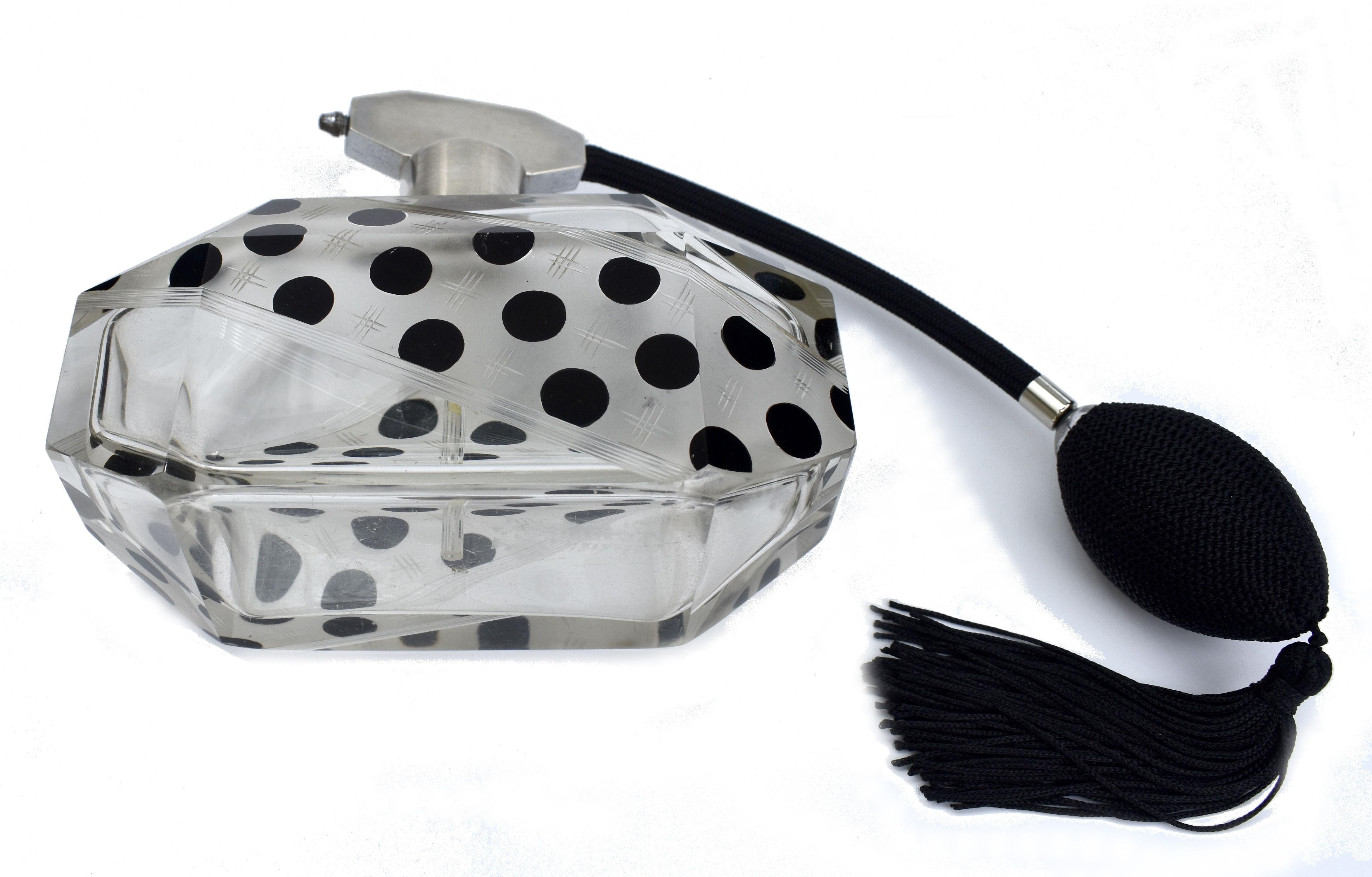 Großer Damen-Parfüm- Atomizer aus Glas und Emaille im Art déco-Stil, um 1930 (Geschliffenes Glas) im Angebot