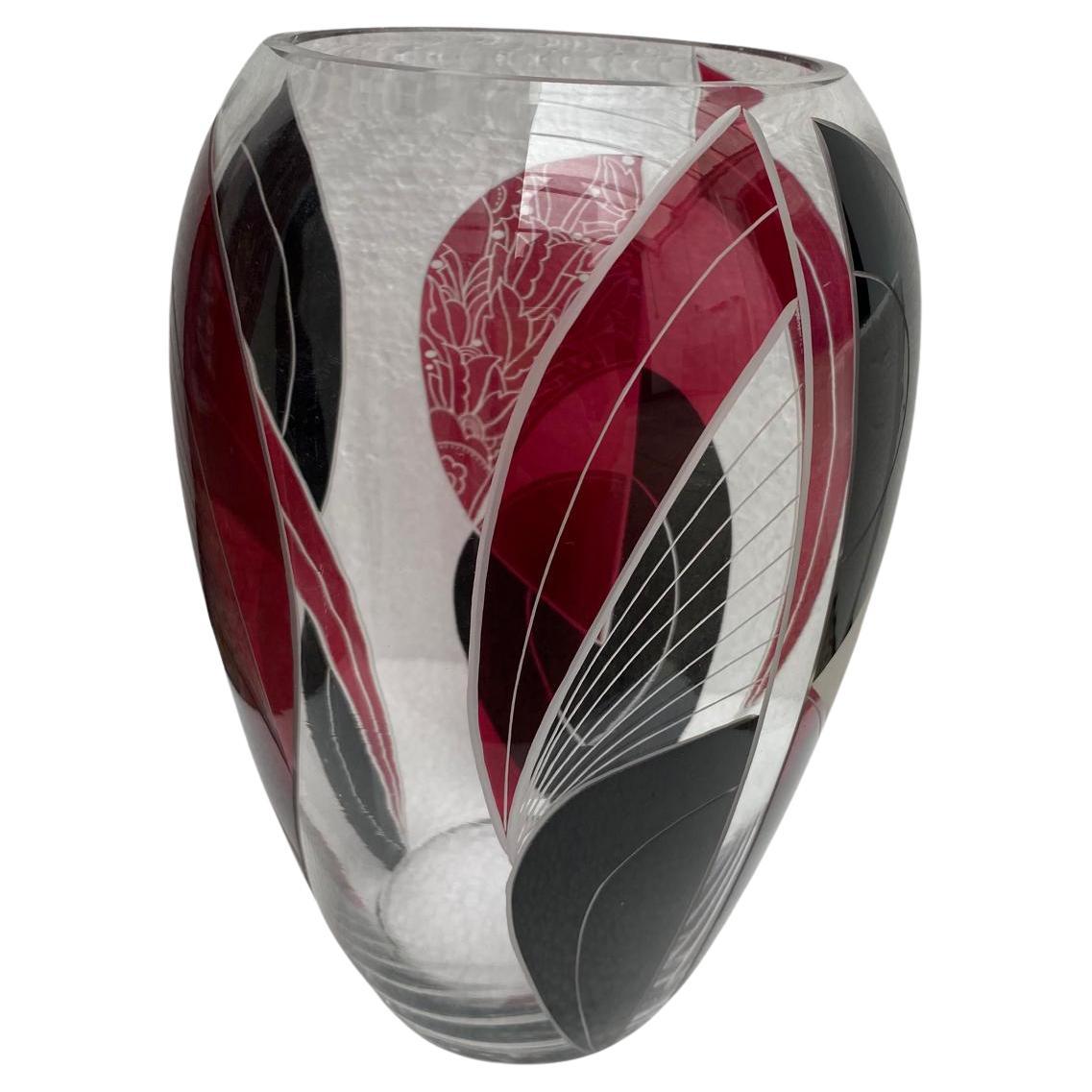 Procedente de la República Checa, este jarrón Art Decó no sólo tiene un aspecto impresionante con su característico color rojo ciruela y negro, sino que también tiene un gran tamaño, de poco más de 24 cm. El estado es excelente, no encuentro ningún