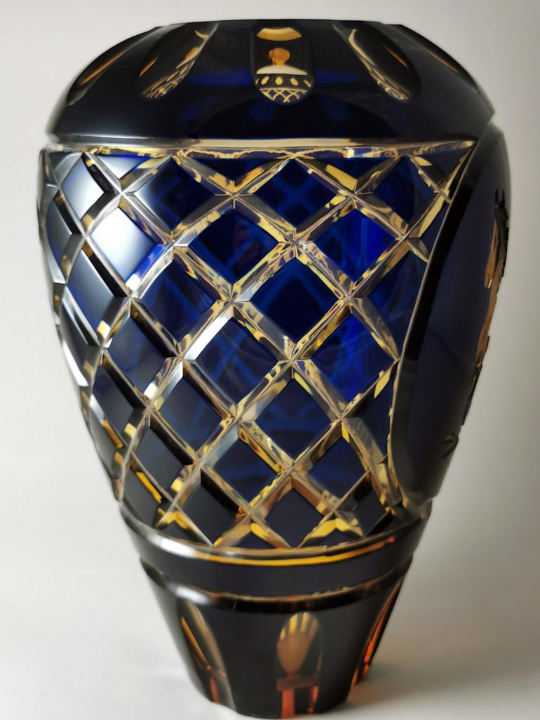 Grand vase italien en cristal bicolore taillé et posé à la main en vente 4