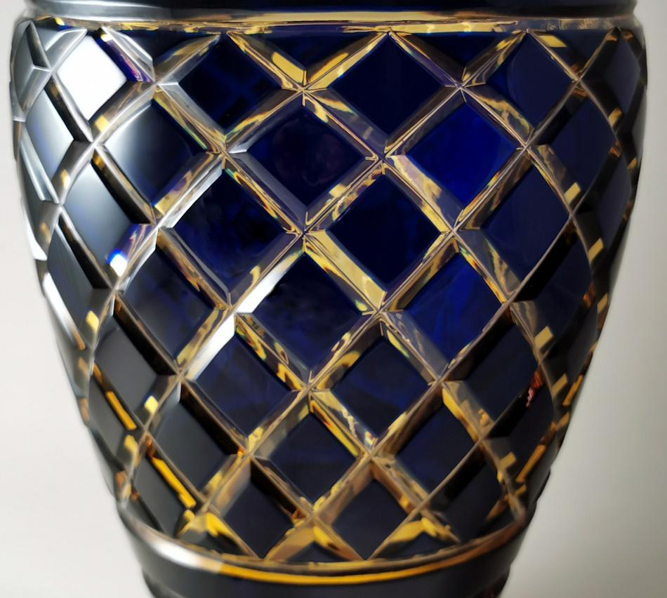 Grand vase italien en cristal bicolore taillé et posé à la main en vente 5