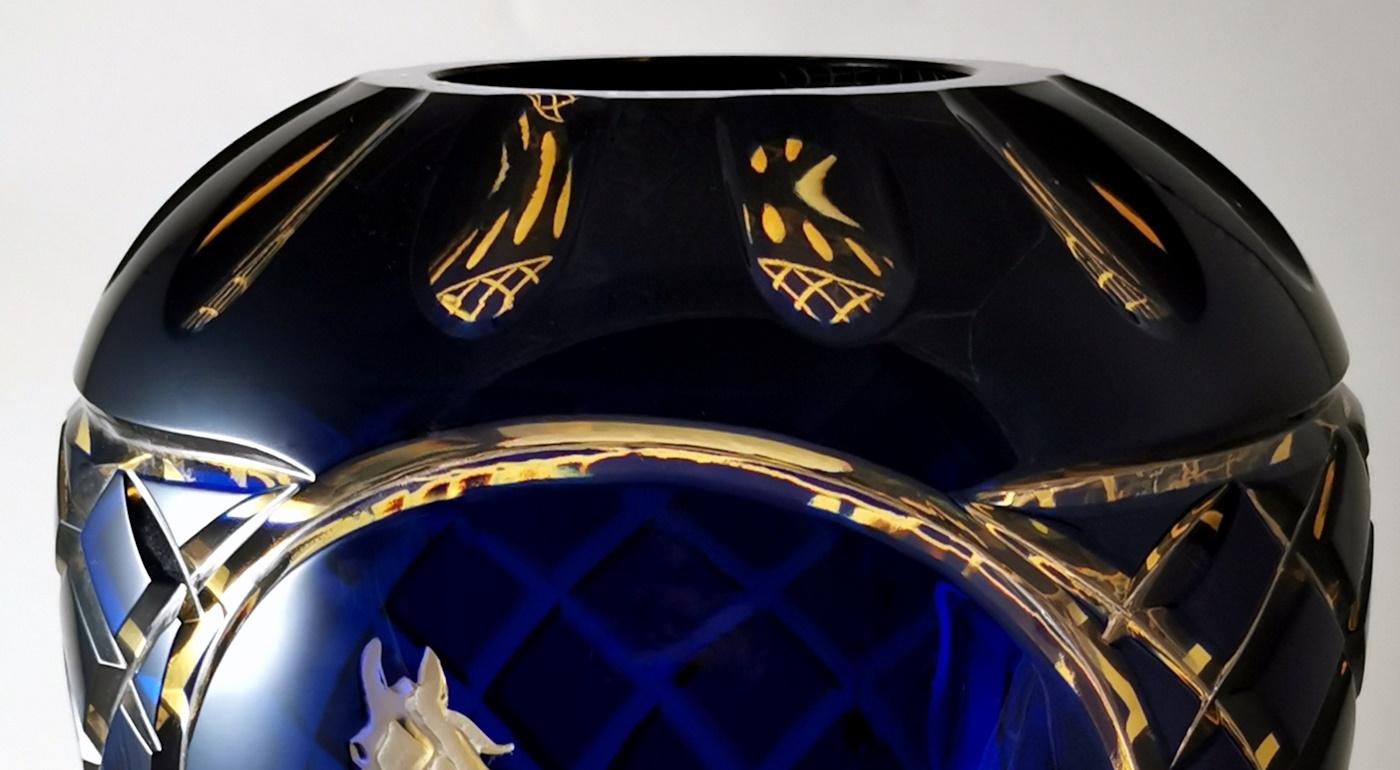 Grand vase italien en cristal bicolore taillé et posé à la main en vente 7