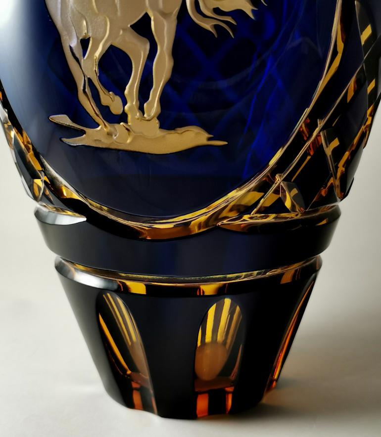 Grand vase italien en cristal bicolore taillé et posé à la main en vente 1