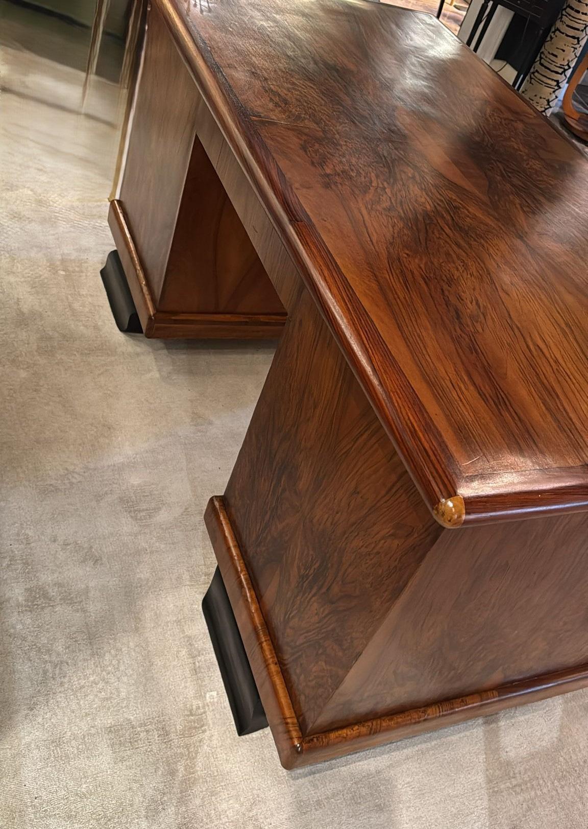 Scrivania italiana di grandi dimensioni in stile Art Déco con doppie ante e cassetti in vendita 3
