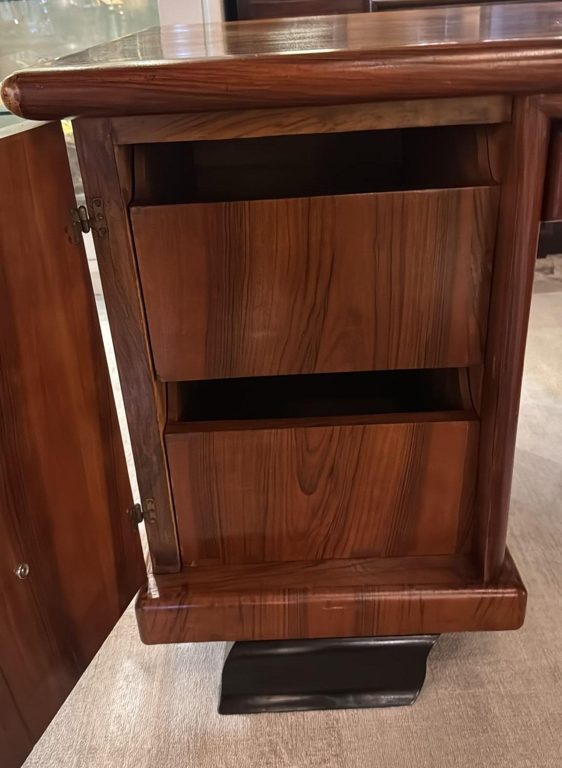Scrivania italiana di grandi dimensioni in stile Art Déco con doppie ante e cassetti in vendita 5