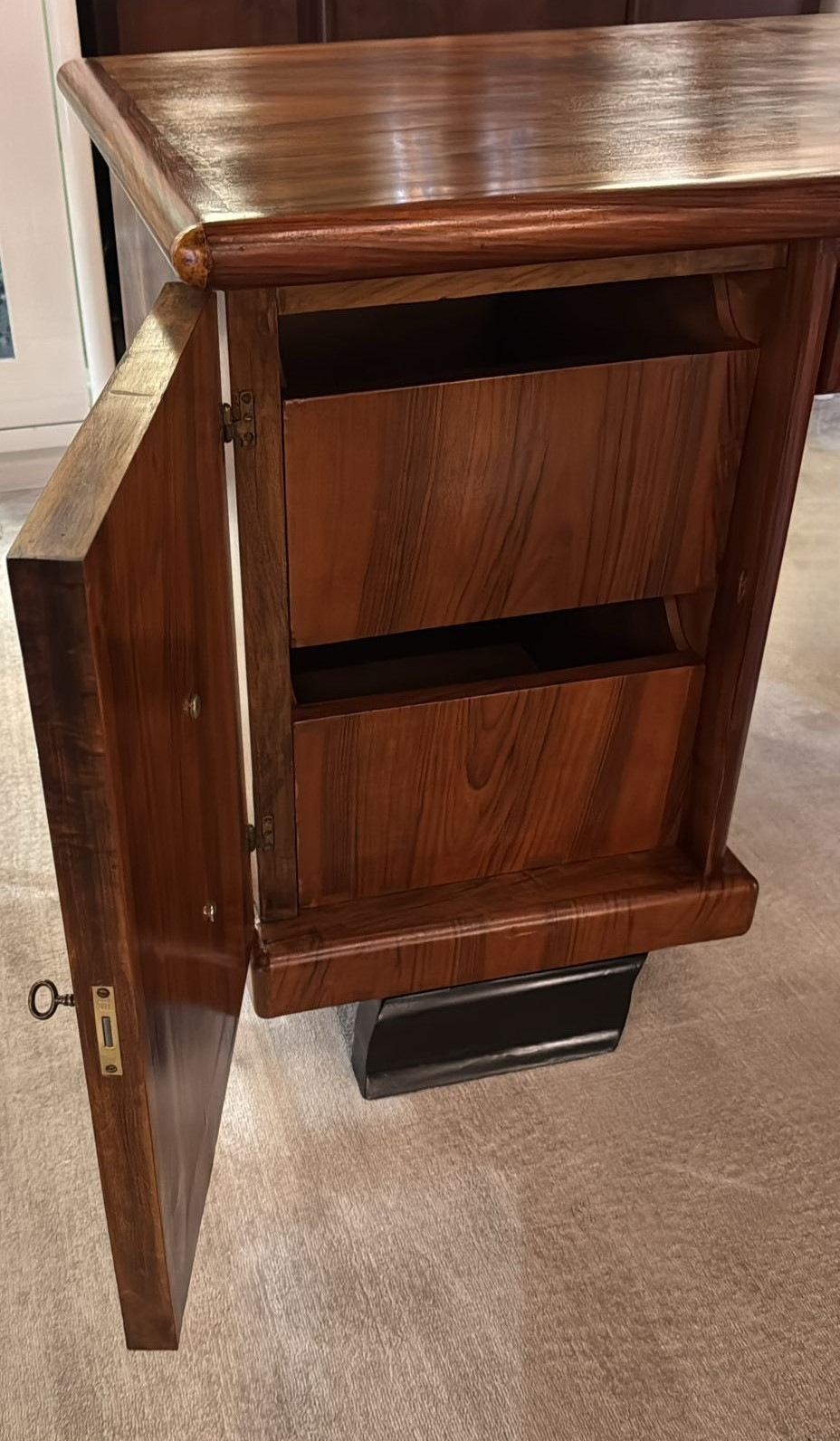 Scrivania italiana di grandi dimensioni in stile Art Déco con doppie ante e cassetti in vendita 6