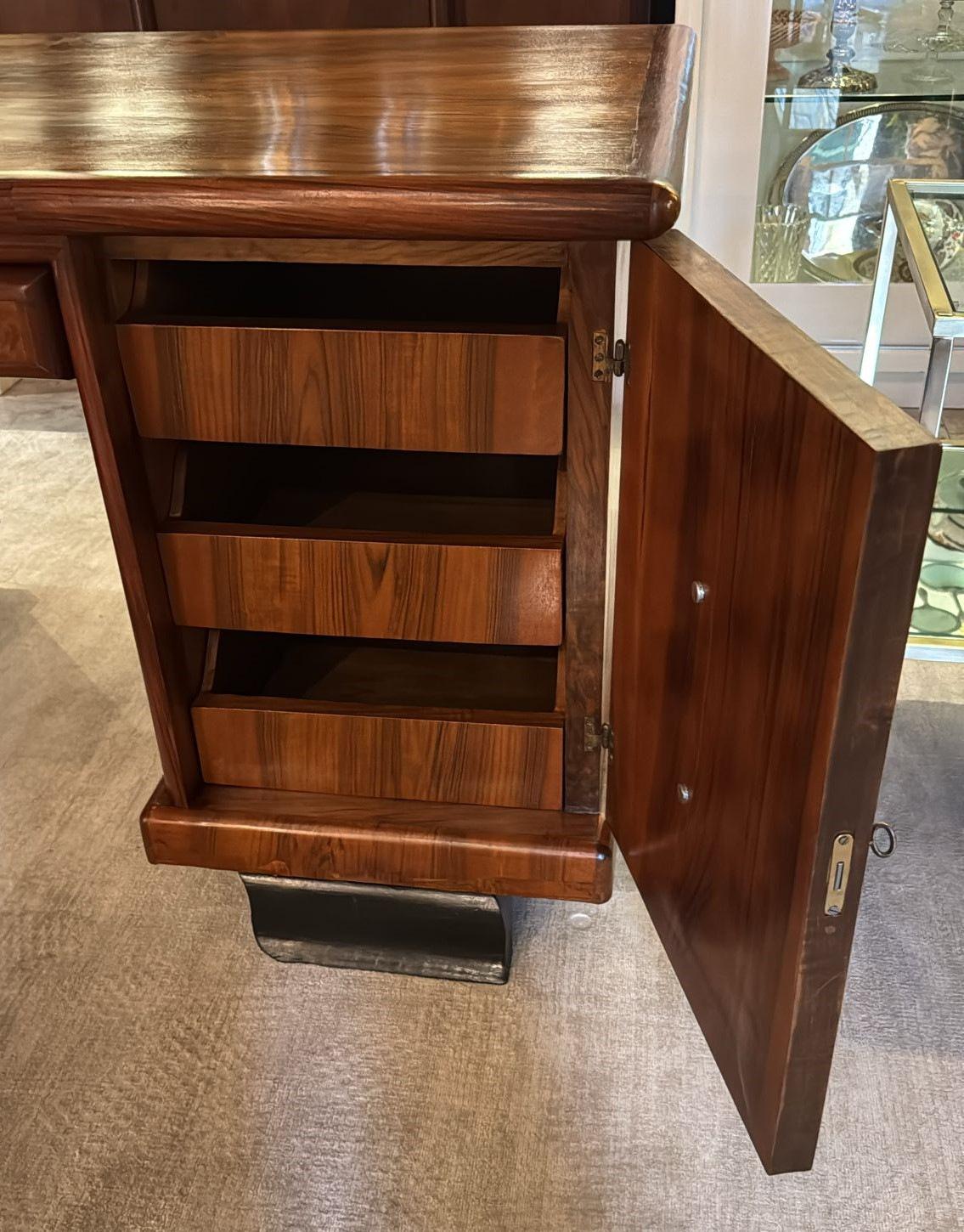 Scrivania italiana di grandi dimensioni in stile Art Déco con doppie ante e cassetti in vendita 8