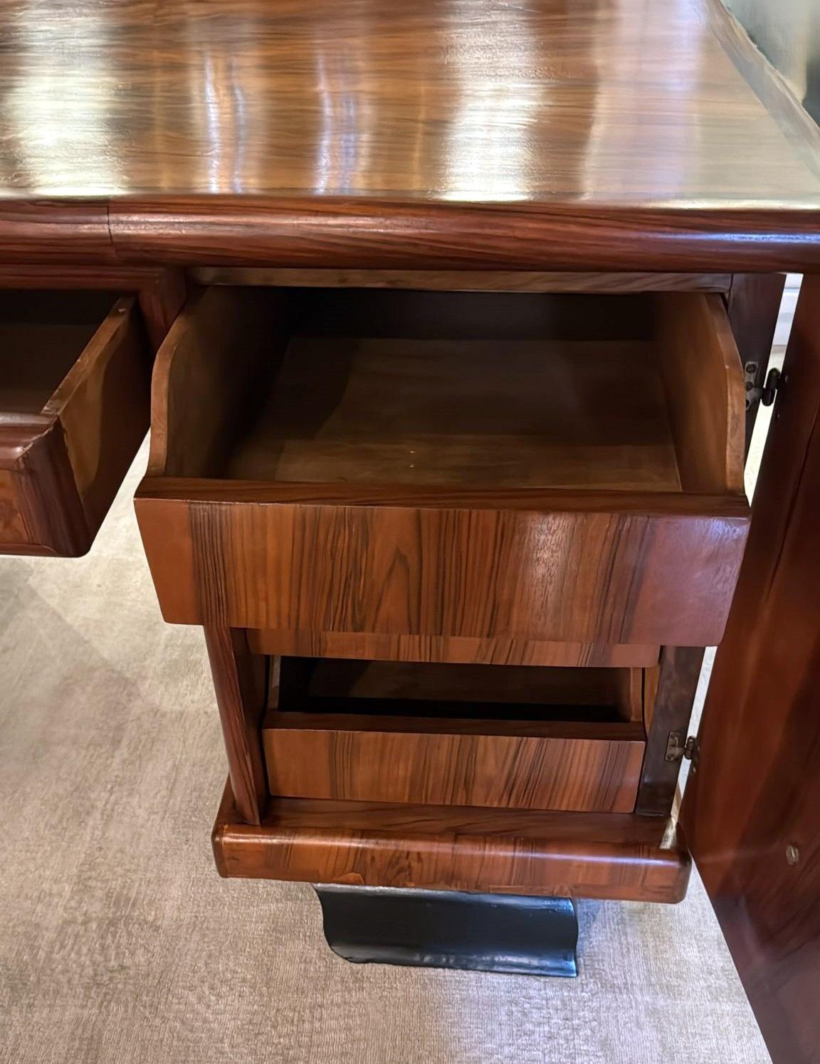Scrivania italiana di grandi dimensioni in stile Art Déco con doppie ante e cassetti in vendita 9