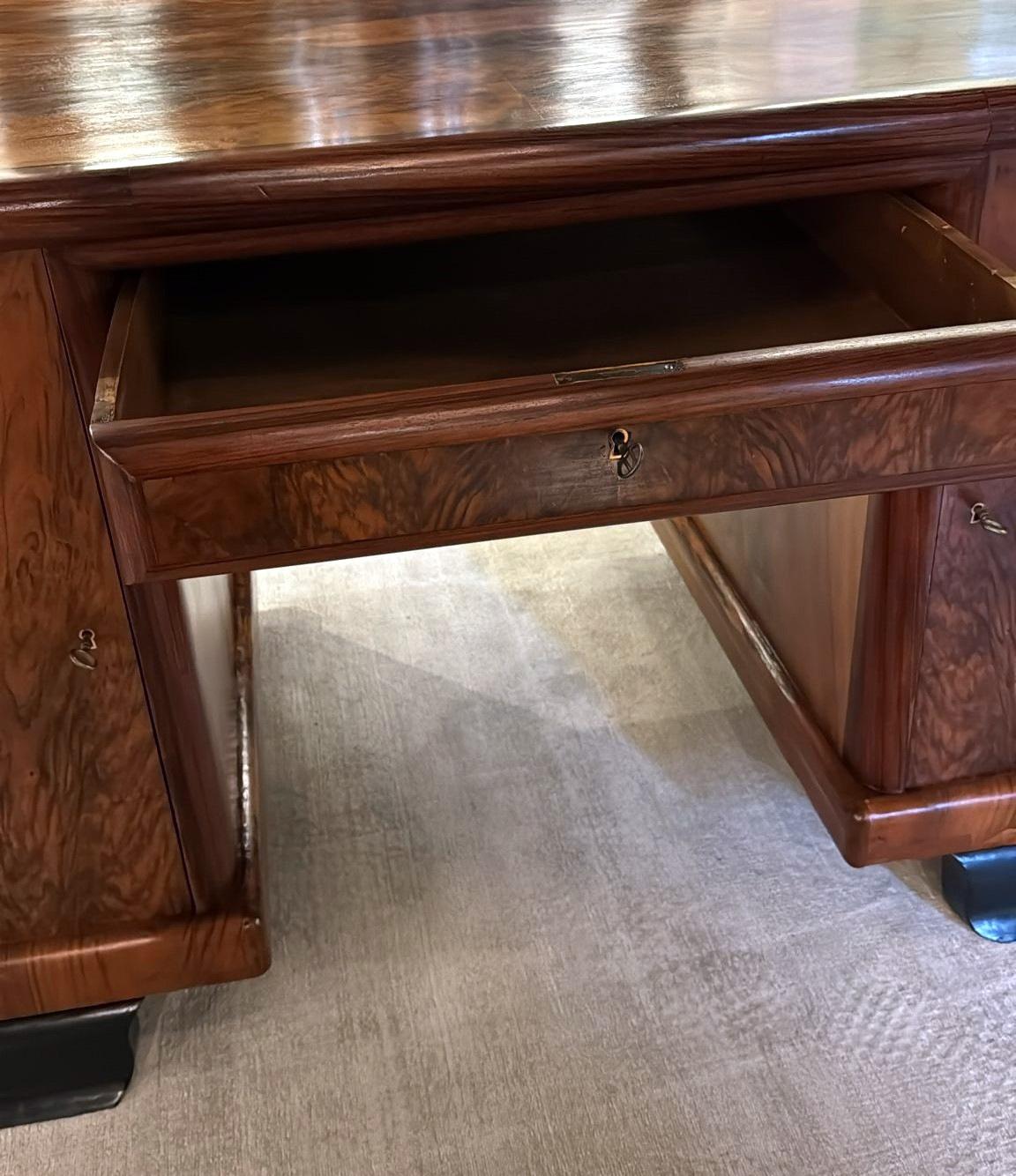 Scrivania italiana di grandi dimensioni in stile Art Déco con doppie ante e cassetti in vendita 10