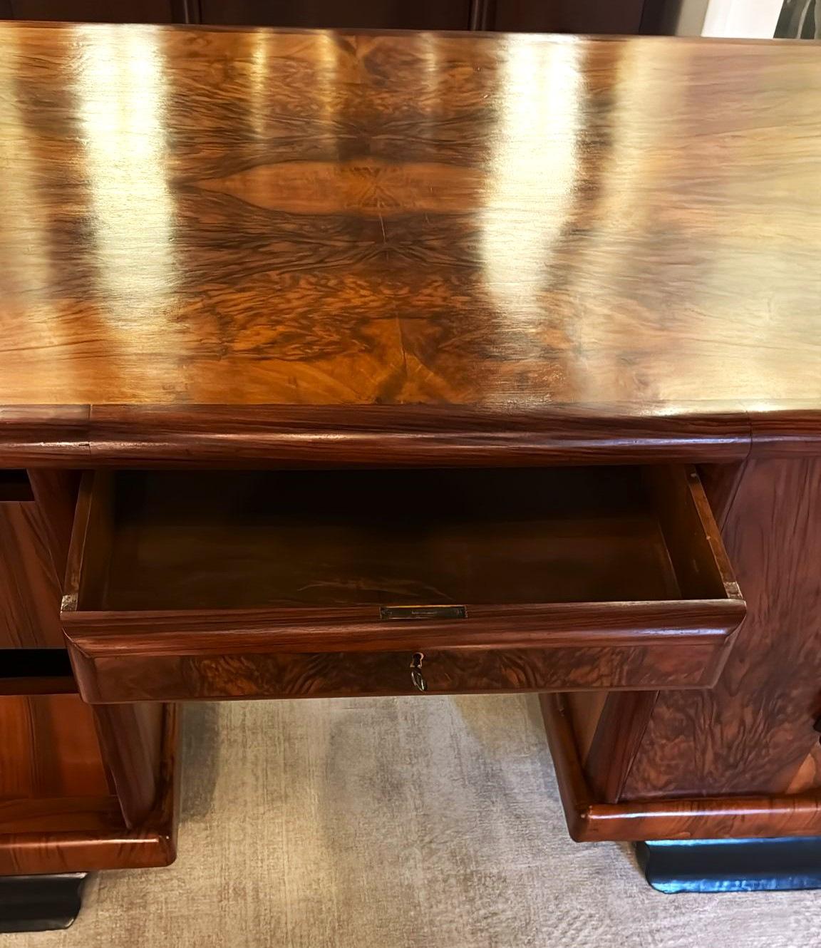 Scrivania italiana di grandi dimensioni in stile Art Déco con doppie ante e cassetti in vendita 11