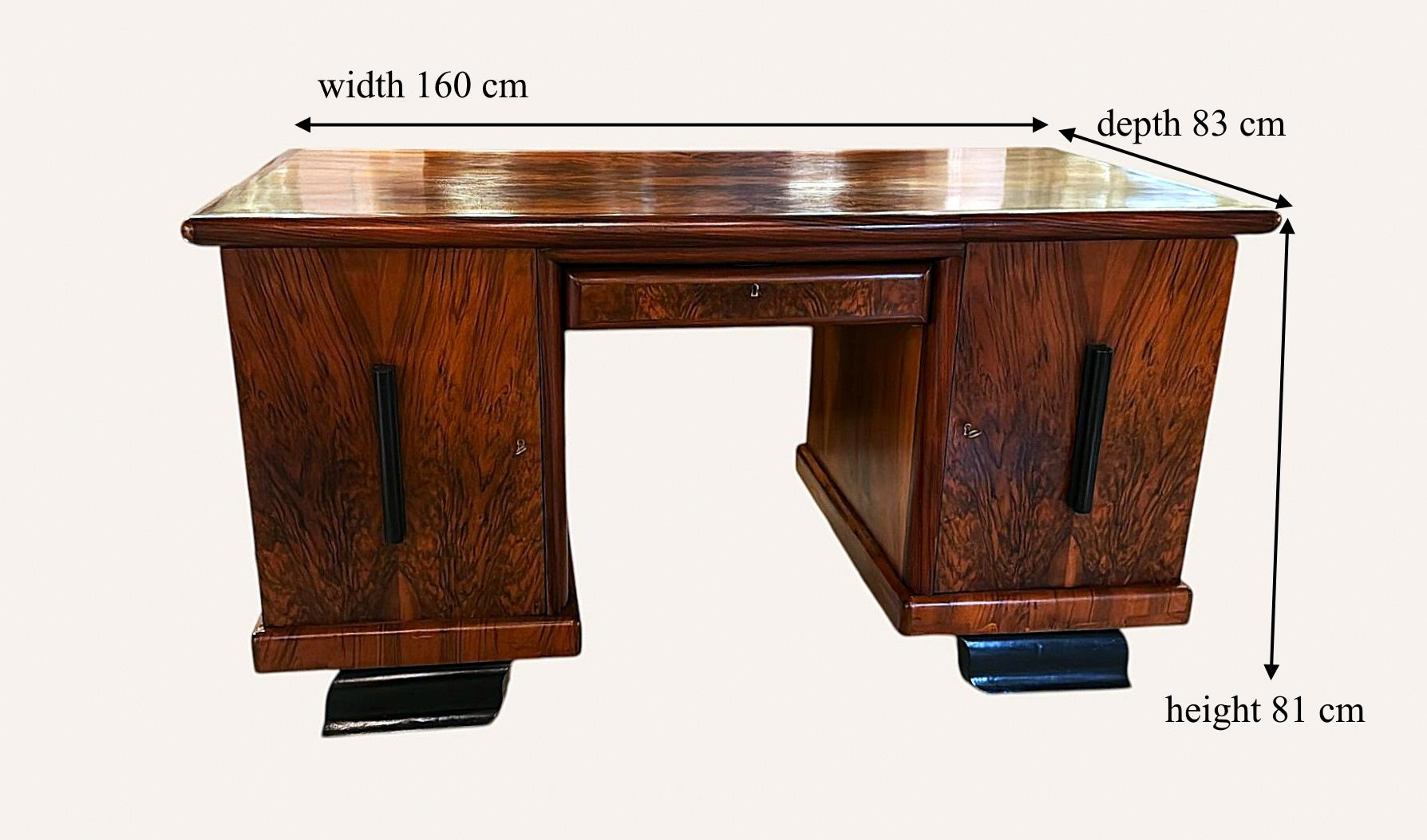 Scrivania italiana di grandi dimensioni in stile Art Déco con doppie ante e cassetti in vendita 12