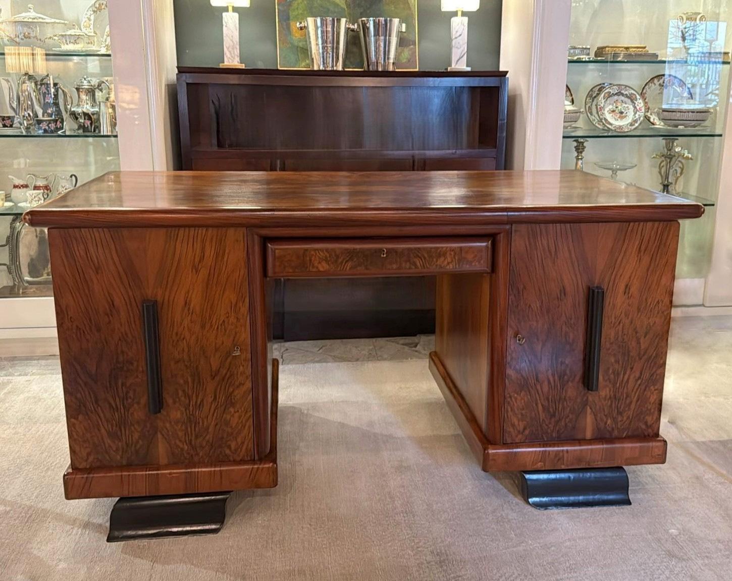 Italiano Scrivania italiana di grandi dimensioni in stile Art Déco con doppie ante e cassetti in vendita