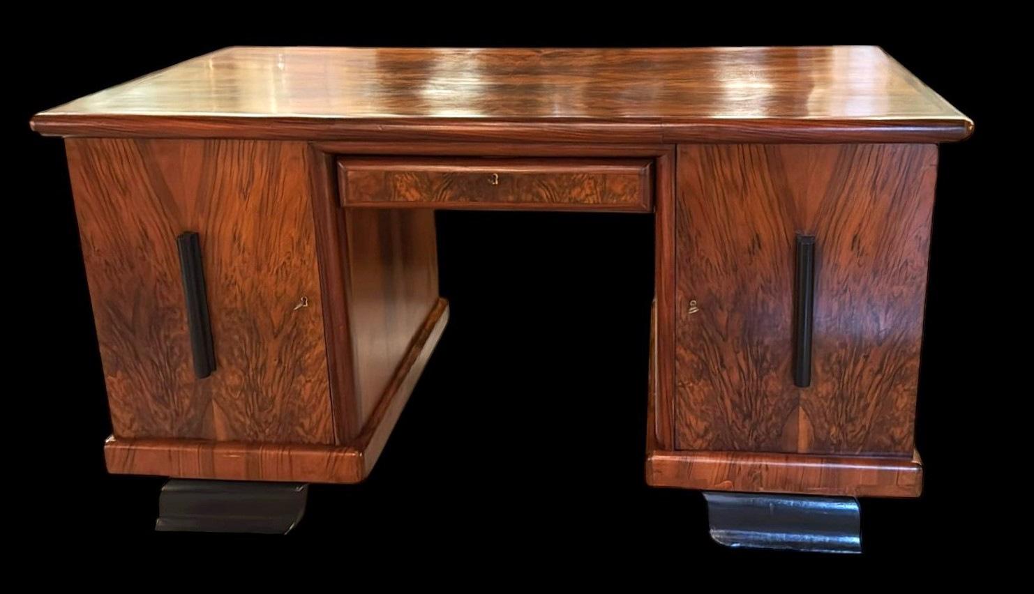 Fatto a mano Scrivania italiana di grandi dimensioni in stile Art Déco con doppie ante e cassetti in vendita