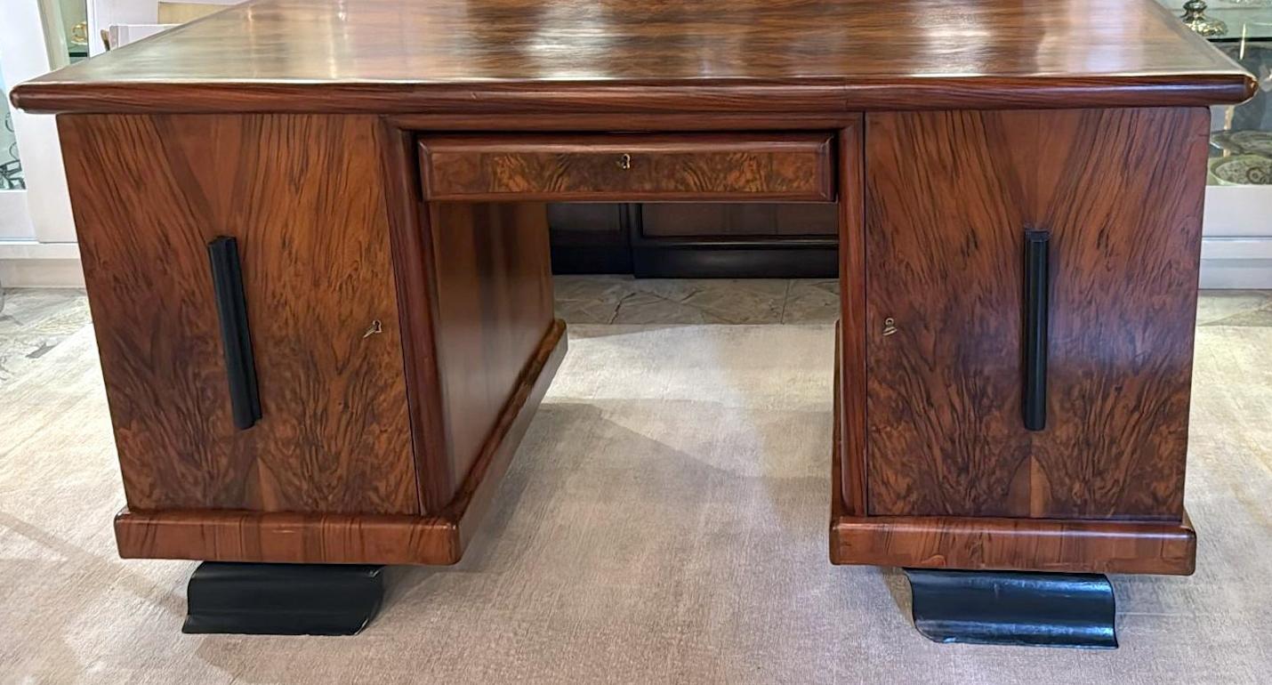 Scrivania italiana di grandi dimensioni in stile Art Déco con doppie ante e cassetti In condizioni buone in vendita a Prato, Tuscany
