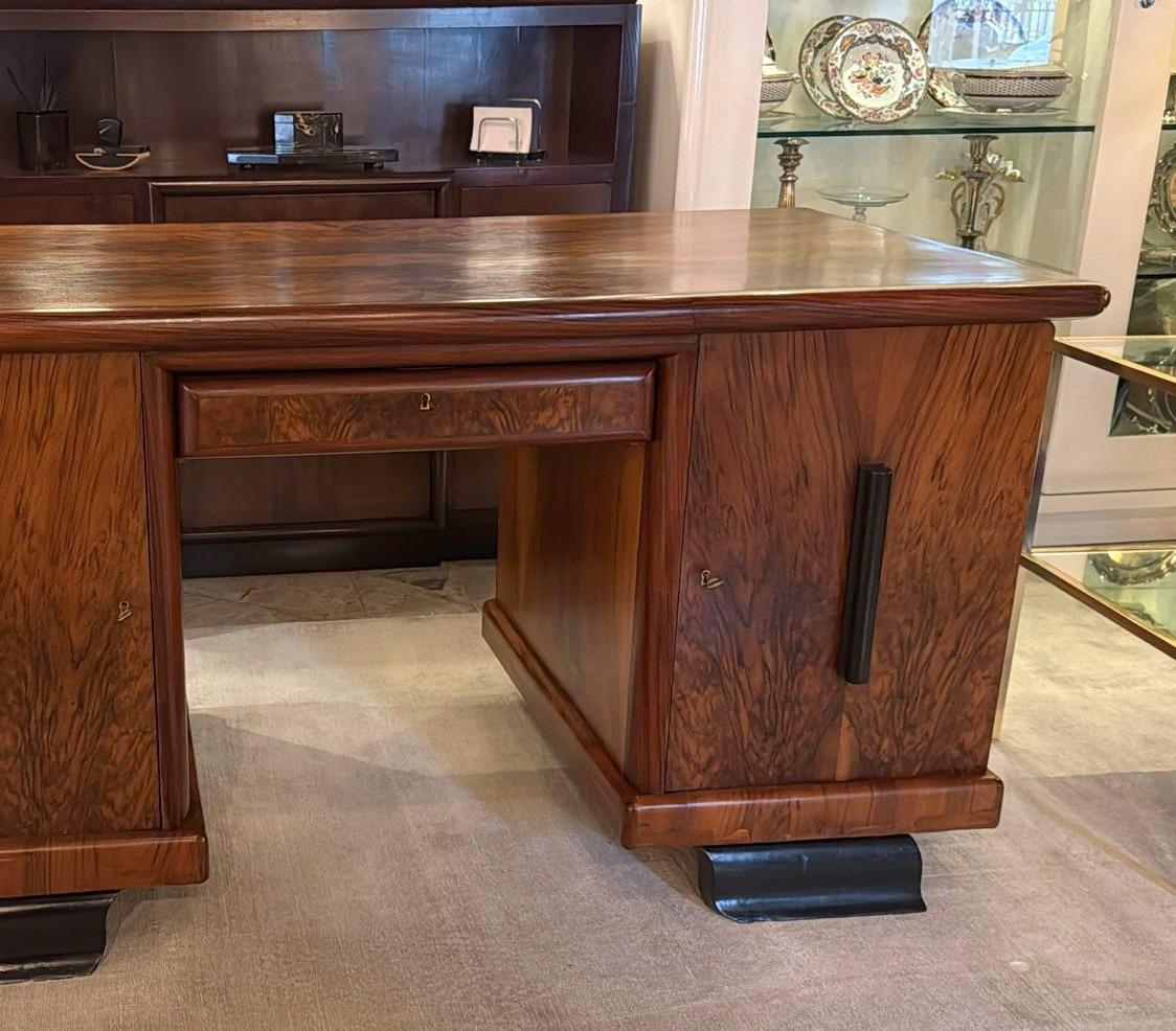 XX secolo Scrivania italiana di grandi dimensioni in stile Art Déco con doppie ante e cassetti in vendita