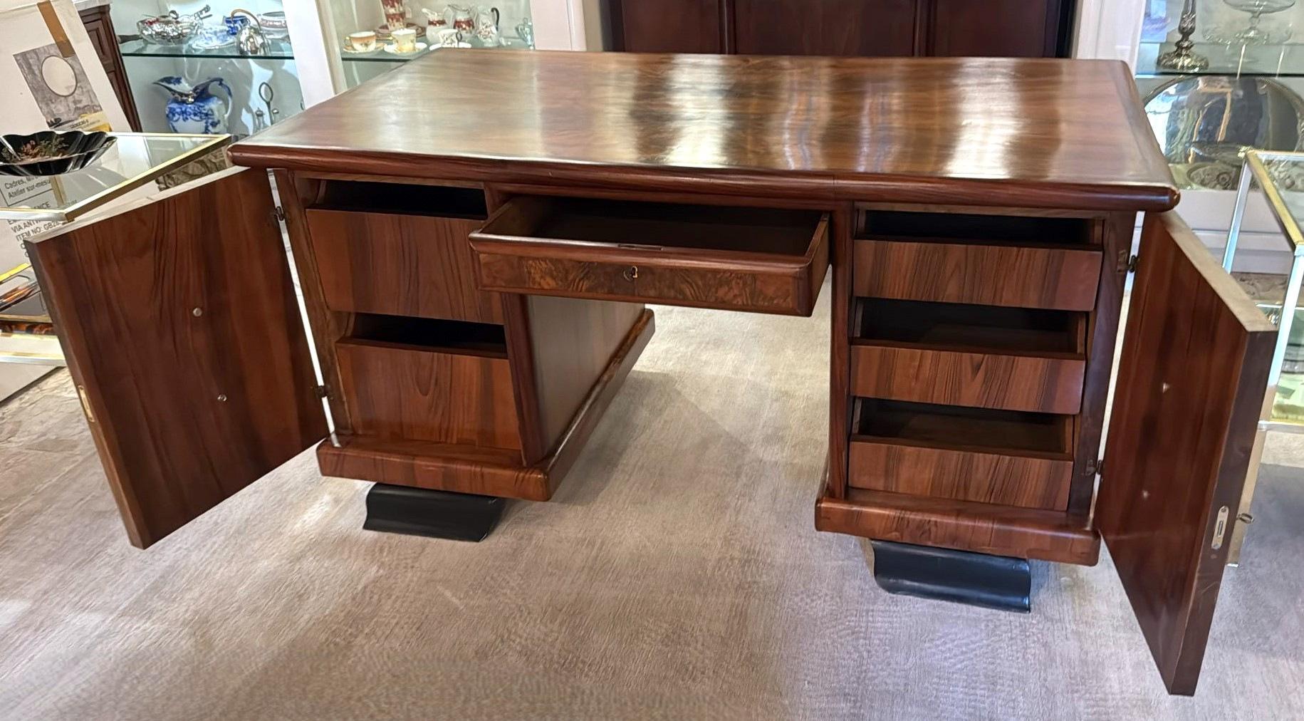 Noce Scrivania italiana di grandi dimensioni in stile Art Déco con doppie ante e cassetti in vendita
