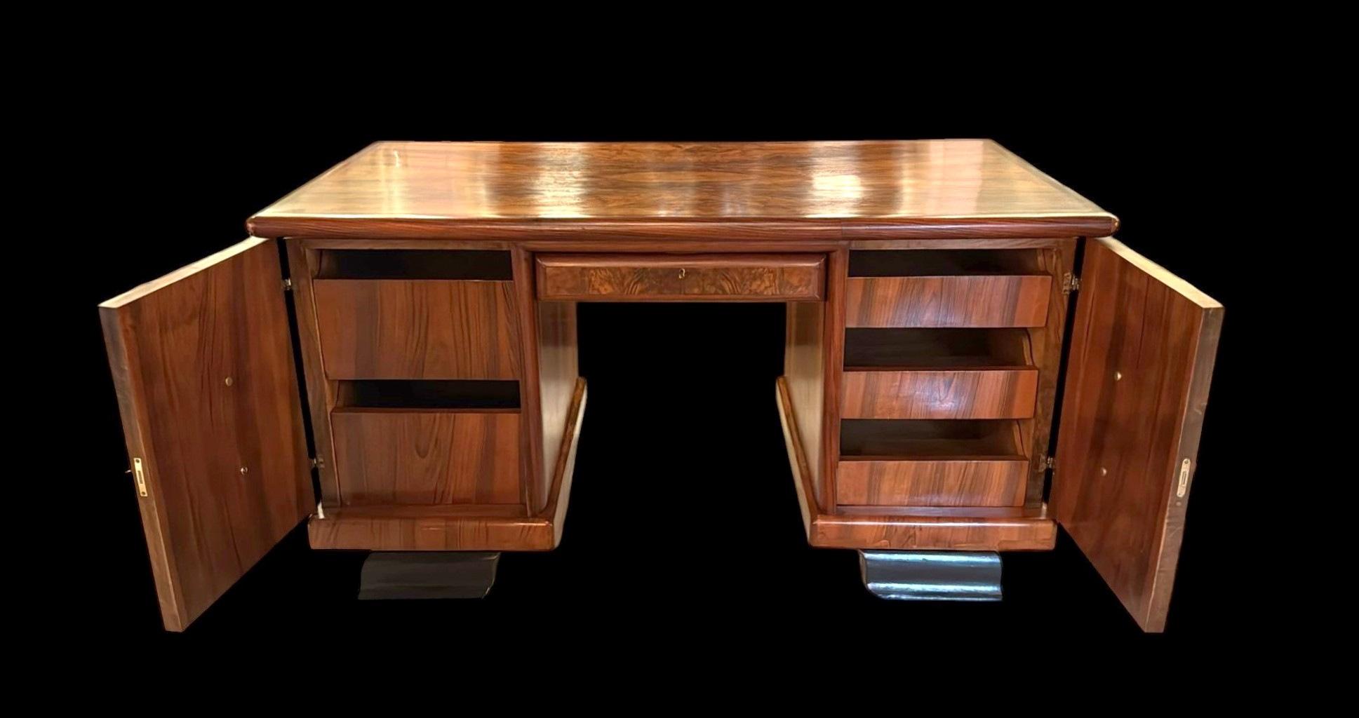 Scrivania italiana di grandi dimensioni in stile Art Déco con doppie ante e cassetti in vendita 1