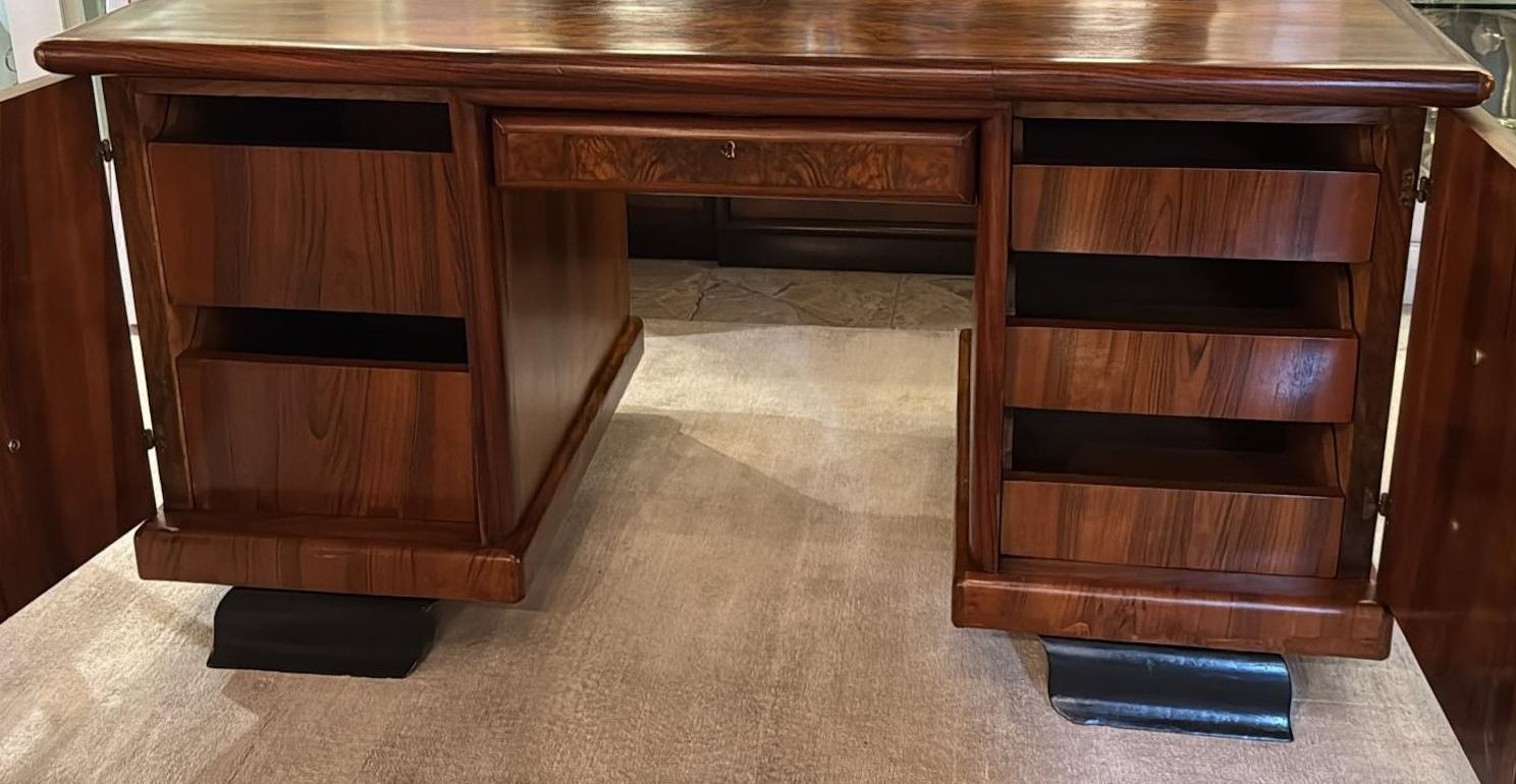 Scrivania italiana di grandi dimensioni in stile Art Déco con doppie ante e cassetti in vendita 2