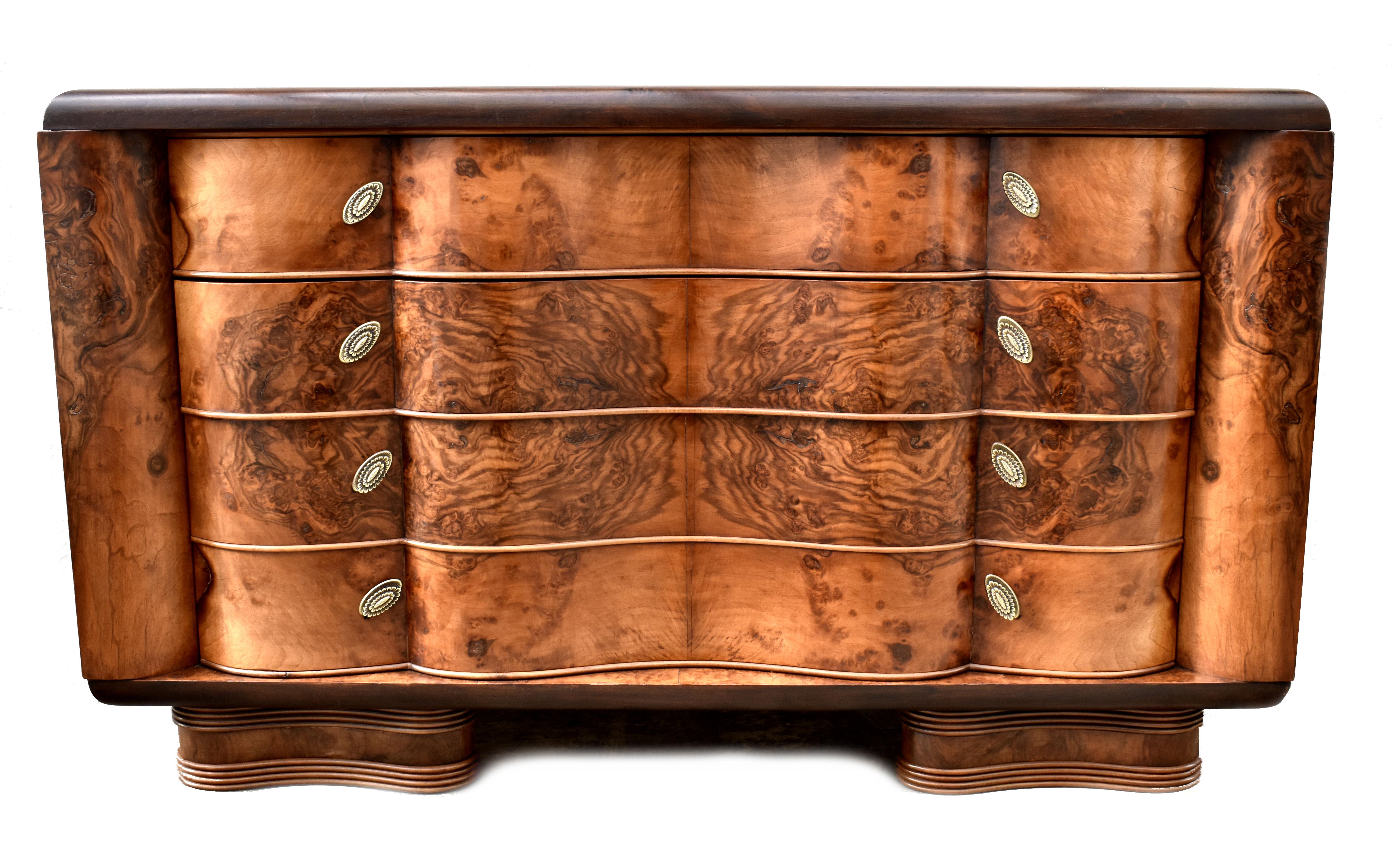 Art Deco Spectacular Italian Serpentine Chest of Drawers, C1930 For Sale 5