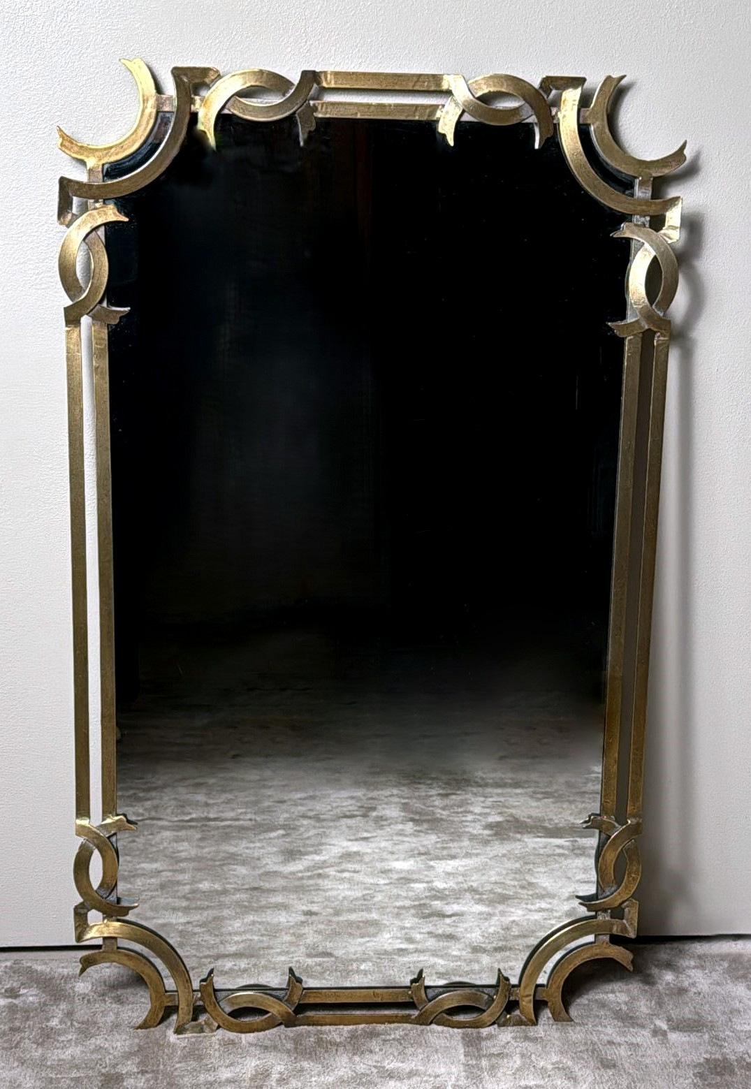 Nous vous invitons à lire l'intégralité de la description, car nous nous efforçons de fournir des informations techniques et historiques complètes afin de garantir l'authenticité de nos articles. Ce superbe grand miroir mural présente un cadre
