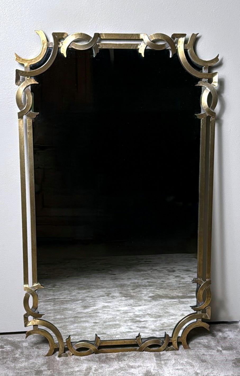 Mid-Century Modern Midcentury  Grand miroir mural italien avec cadre en métal doré en vente