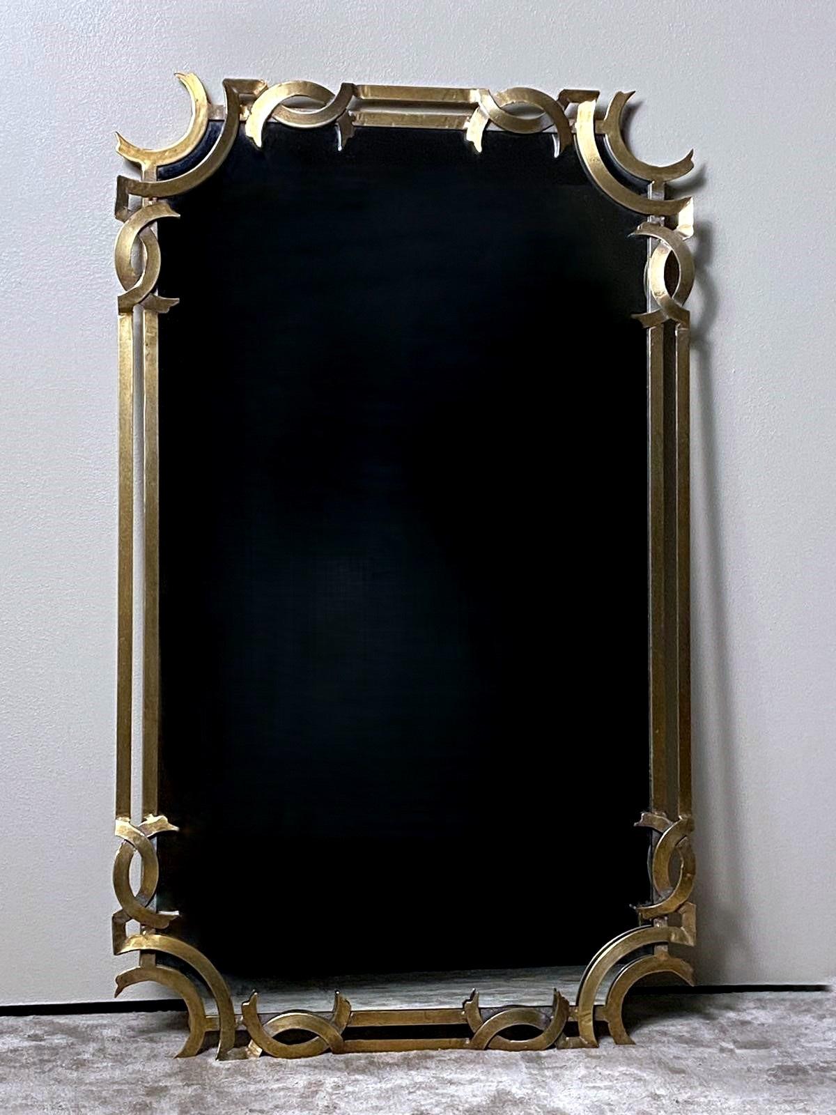 Doré Midcentury  Grand miroir mural italien avec cadre en métal doré en vente