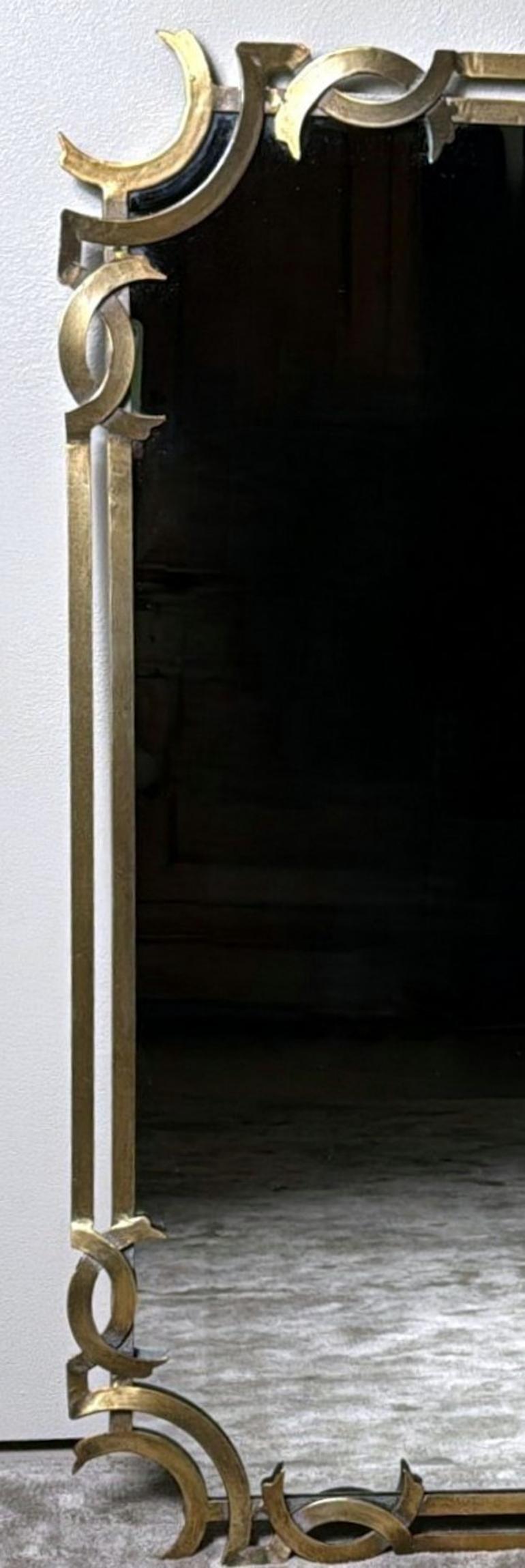 20ième siècle Midcentury  Grand miroir mural italien avec cadre en métal doré en vente