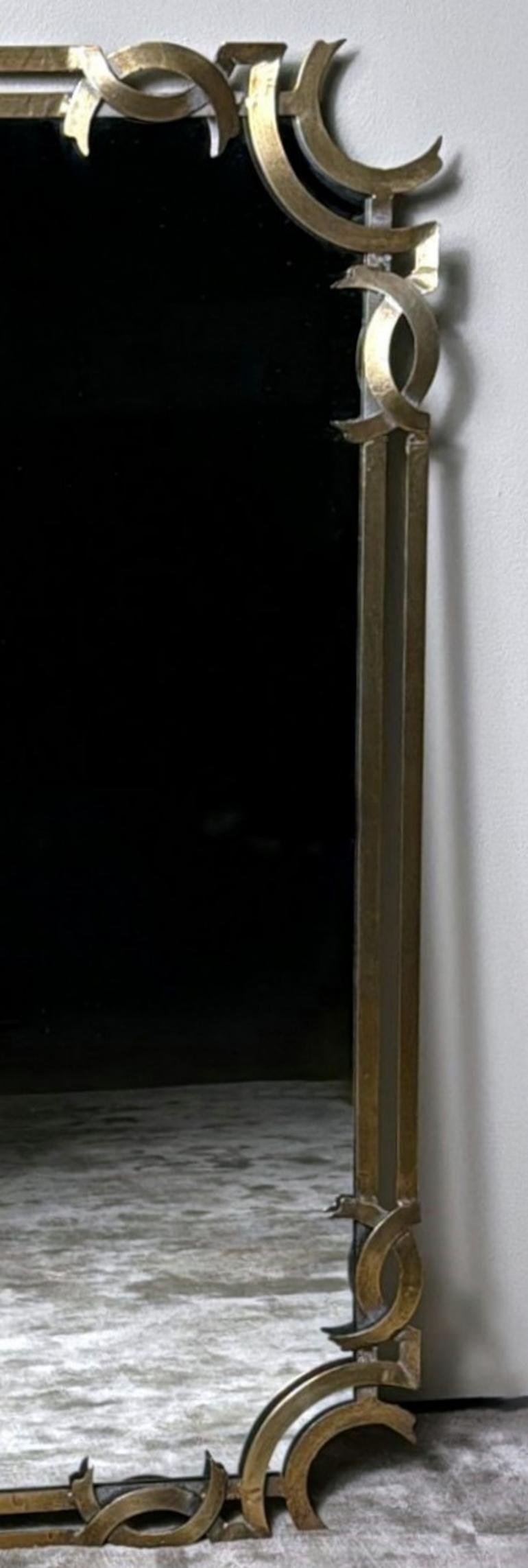 Métal Midcentury  Grand miroir mural italien avec cadre en métal doré en vente