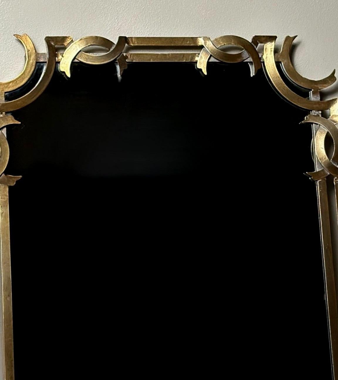 Midcentury  Grand miroir mural italien avec cadre en métal doré en vente 1