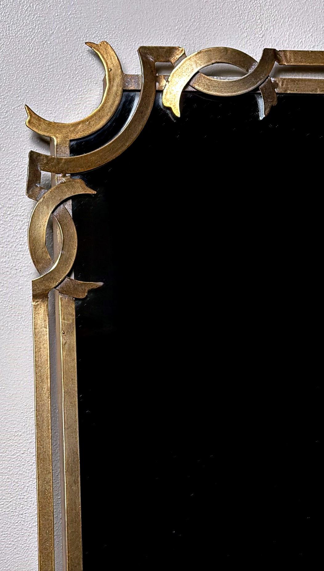 Midcentury  Grand miroir mural italien avec cadre en métal doré en vente 2