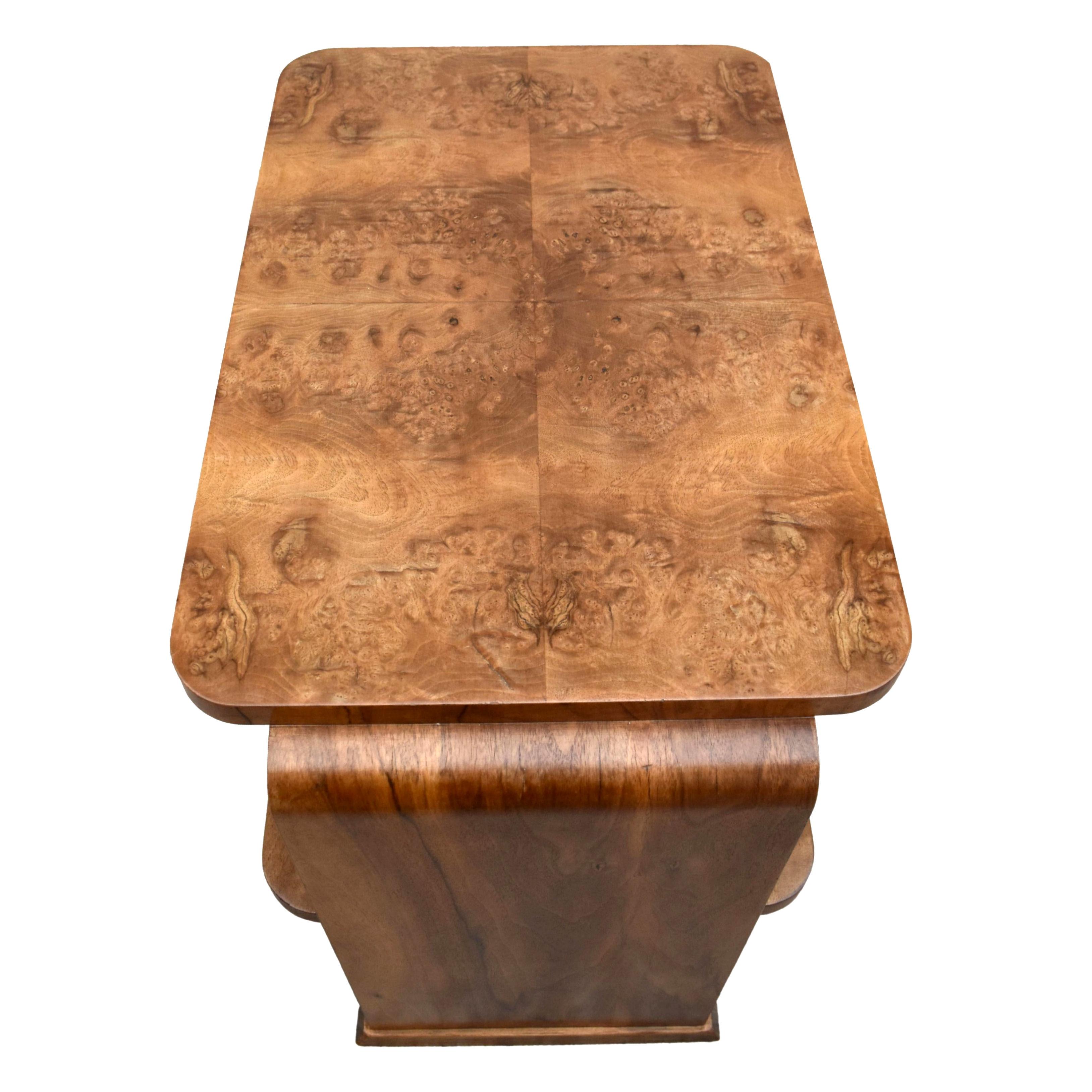 Art Deco Large Modernist Two Tier Blonde Walnut Occasional Table, circa 1930 For Sale 1