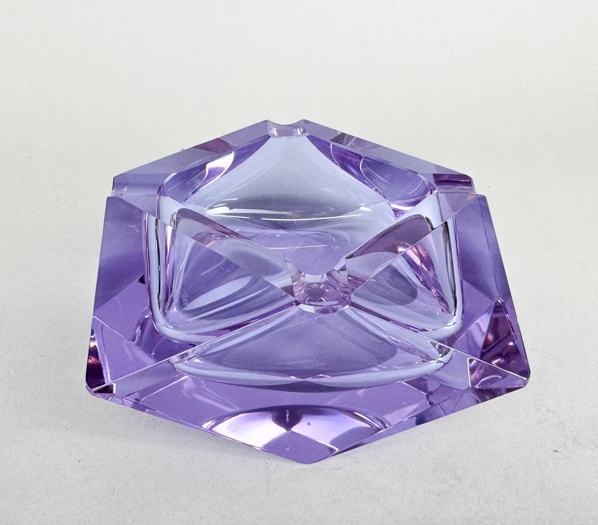 Cenicero art déco de cristal de neodimio (cambia de color con la luz). Fabricado en la antigua Checoslovaquia en los años 30 por Moser.