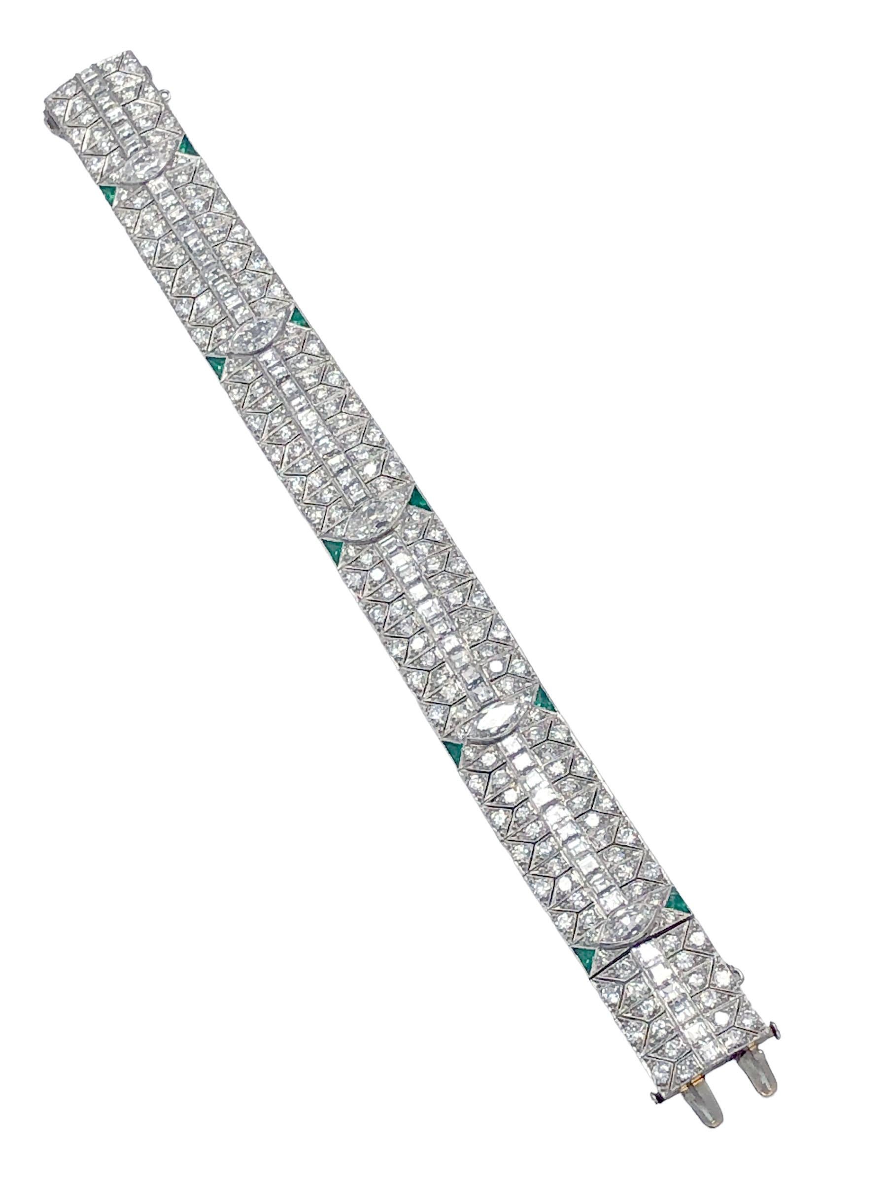 Bracelet en platine des années 1930, de style Art déco, mesurant 7 pouces de long et 5/8 pouces de large, serti de diamants de forme marquise, le plus grand faisant environ 1 carat et les autres environ 3/4 carat chacun, d'une rangée centrale de
