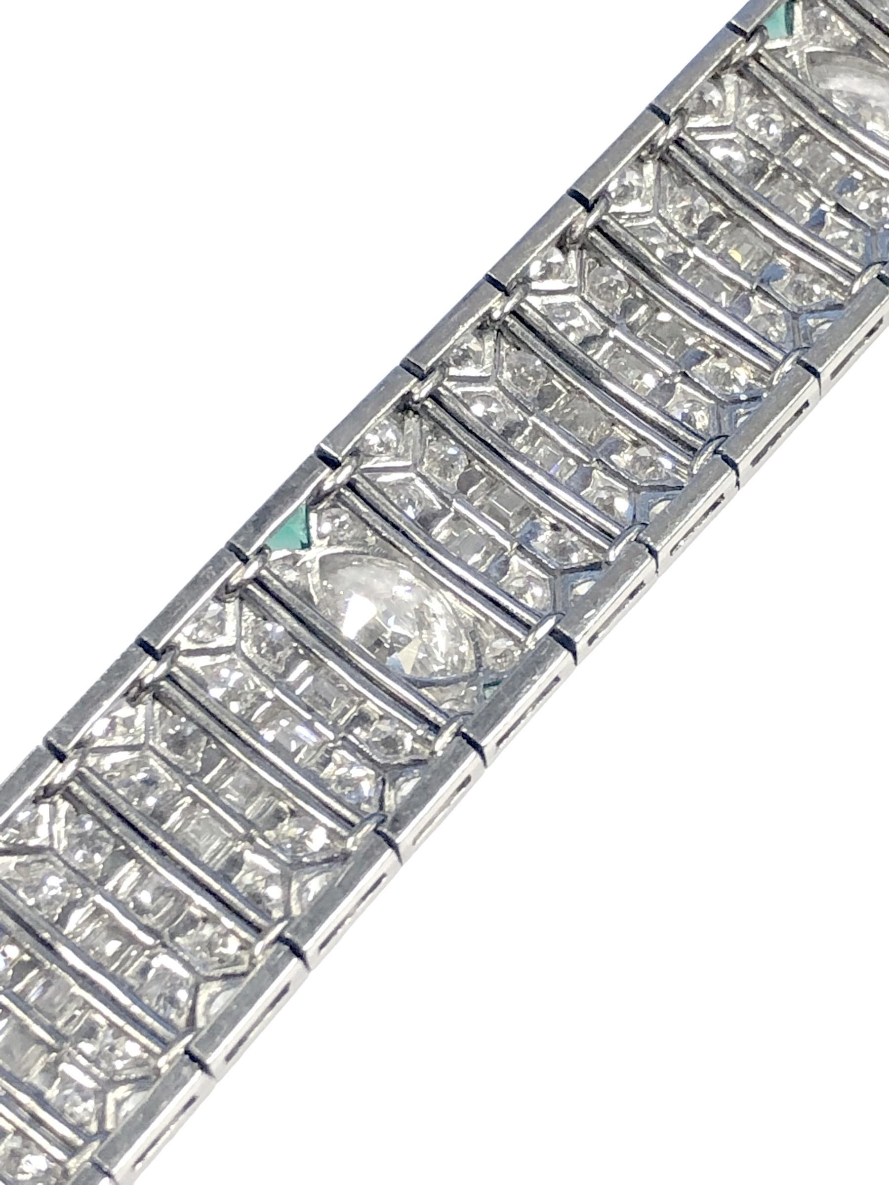 Round Cut Art Deco Large Platinum 18 Carats of Diamonds and Emeralds Bracelet For Sale