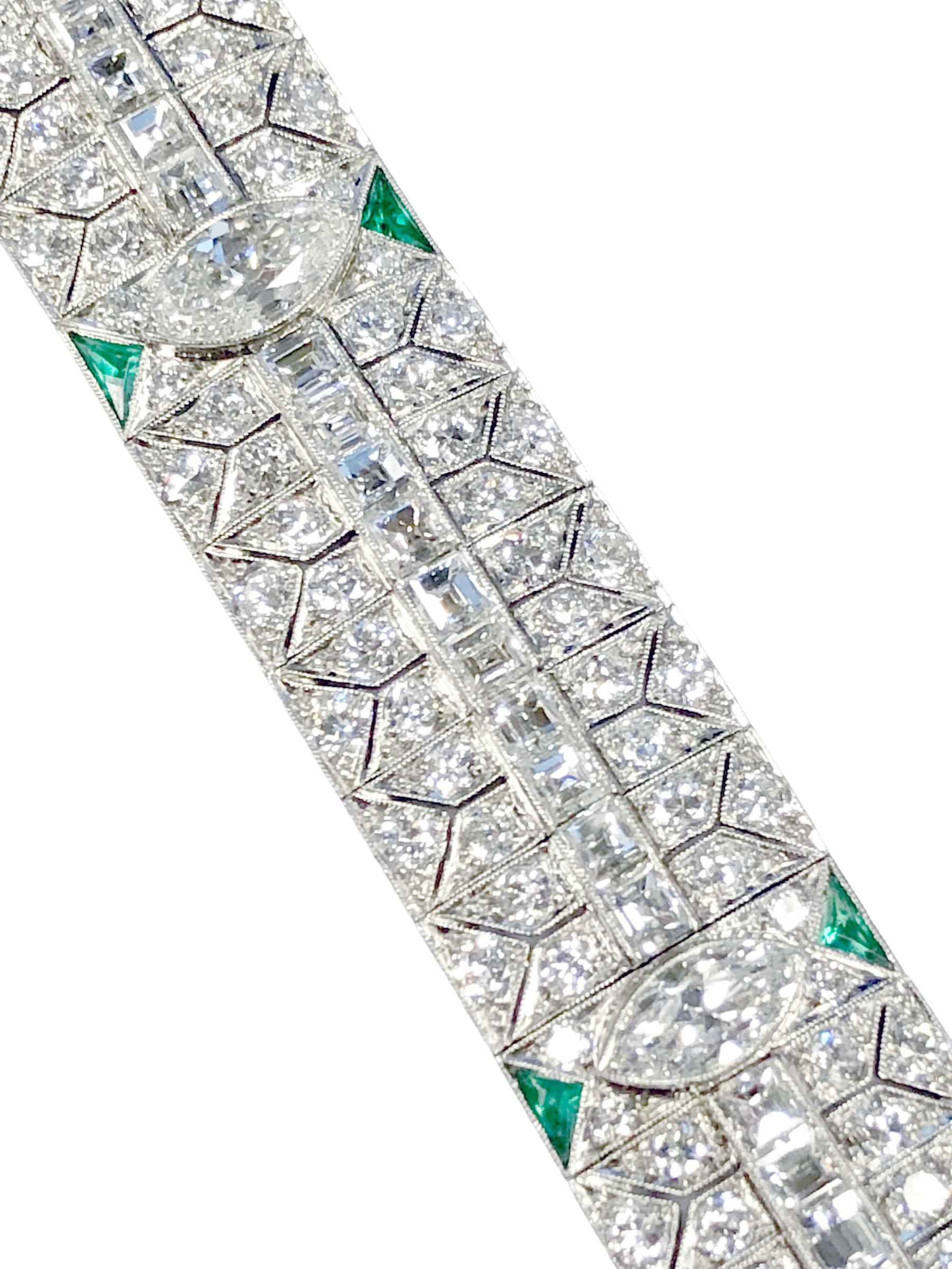 Art Deco Large Platinum 18 Carats of Diamonds and Emeralds Bracelet In Excellent Condition For Sale In Chicago, IL
