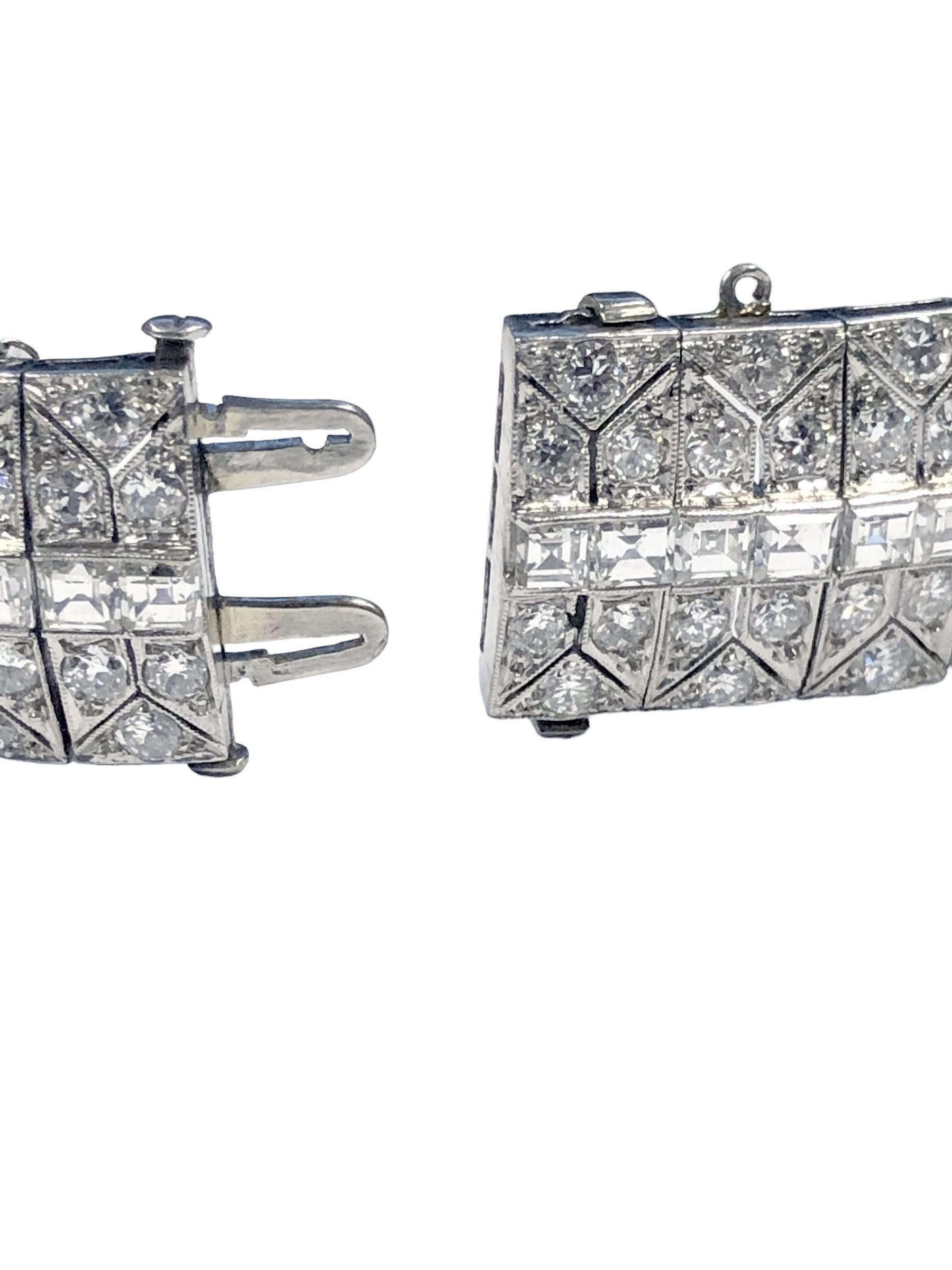 Grand bracelet Art Dco en platine avec diamants et meraudes de 18 carats Excellent état - En vente à Chicago, IL