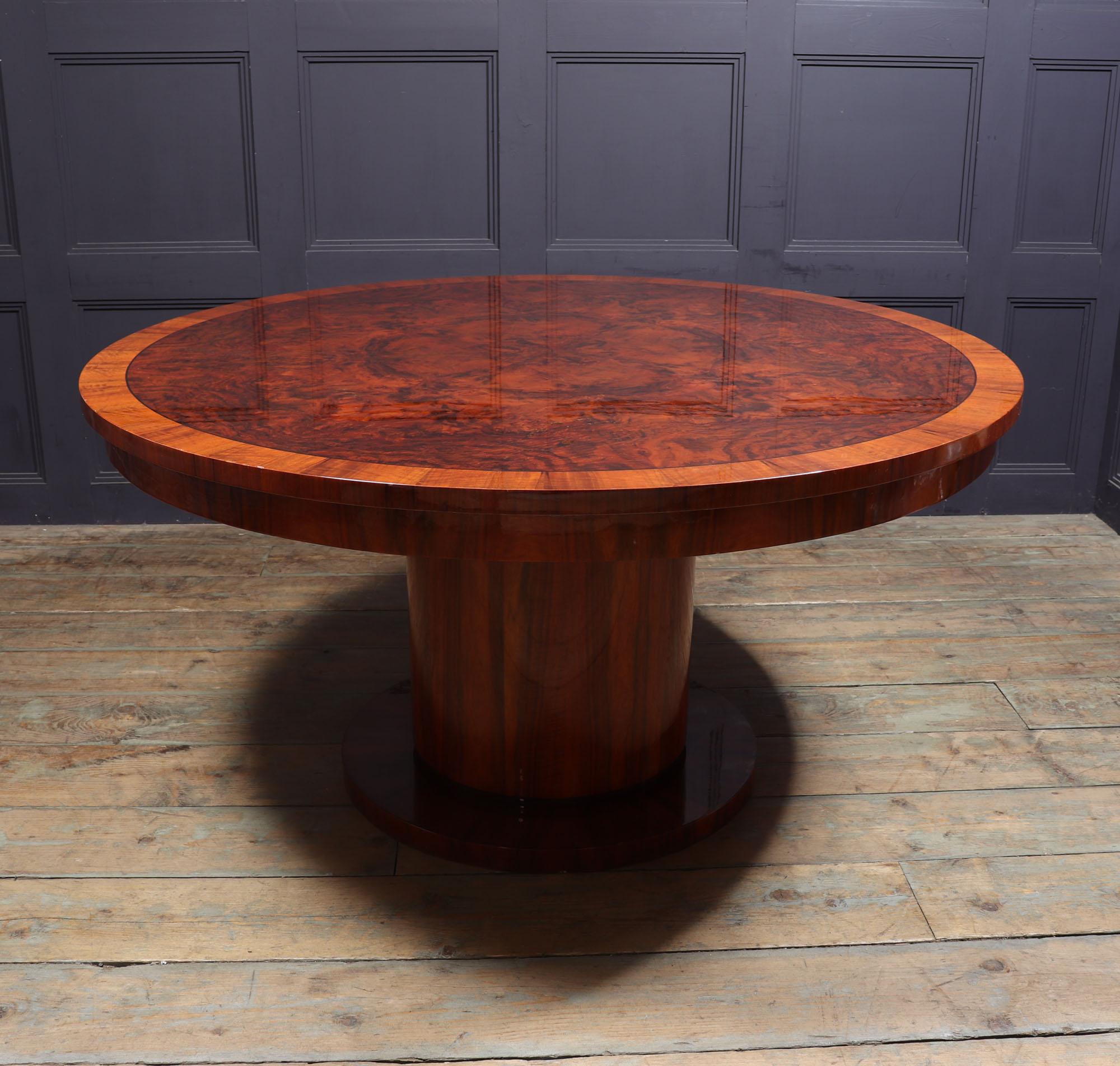 Art Deco Large Round Dining Table in Walnut In Good Condition In Paddock Wood Tonbridge, GB