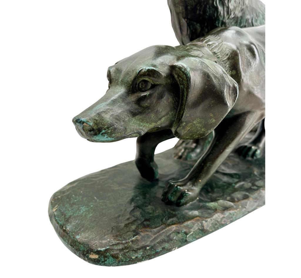Plâtre Grand modèle Art déco signé G Carli avec stylisé  Représentation de chiens de chasse  en vente