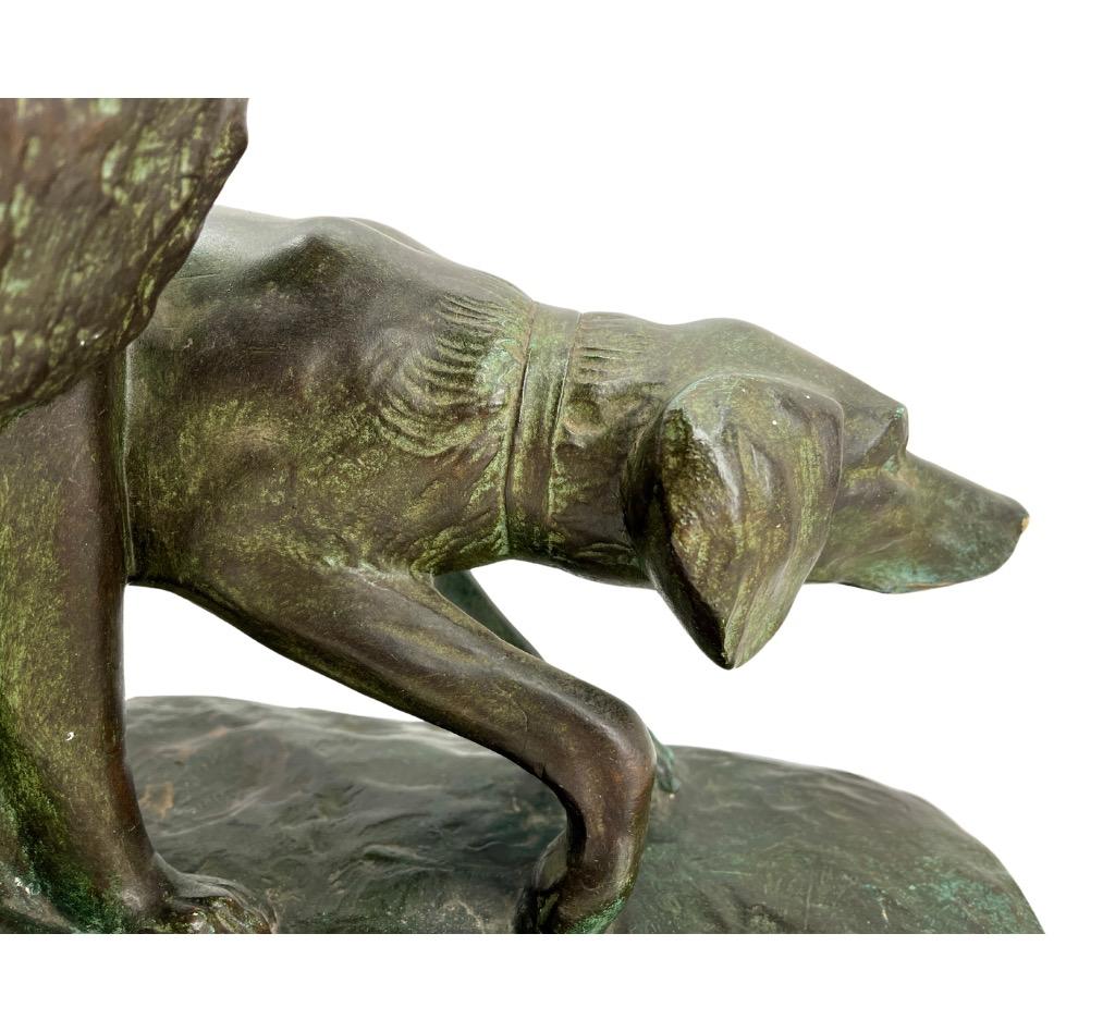 Grand modèle Art déco signé G Carli avec stylisé  Représentation de chiens de chasse  en vente 3