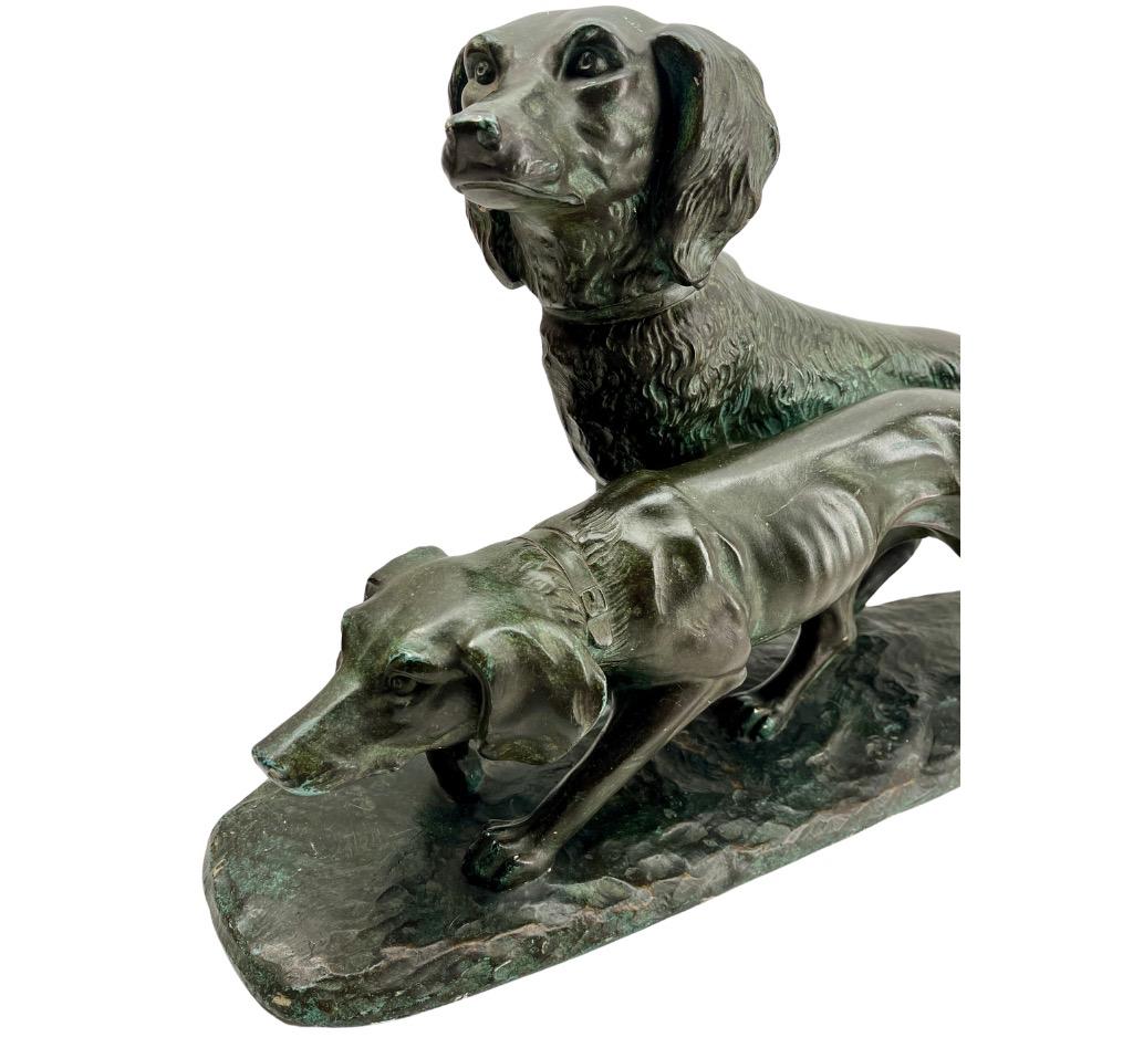 Grand modèle Art déco signé G Carli avec stylisé  Représentation de chiens de chasse  Bon état - En vente à Verviers, BE