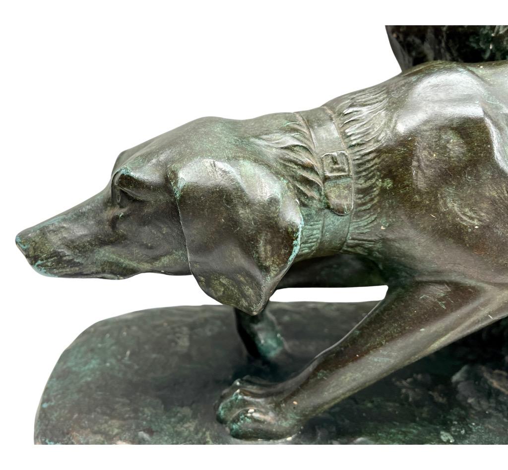 Milieu du XXe siècle Grand modèle Art déco signé G Carli avec stylisé  Représentation de chiens de chasse  en vente