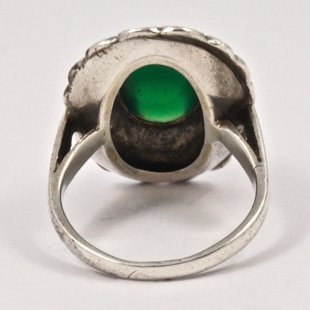 Art Déco Großer Ring aus Silber mit Markasit und grünem Halbedelstein um 1930 (Art déco) im Angebot