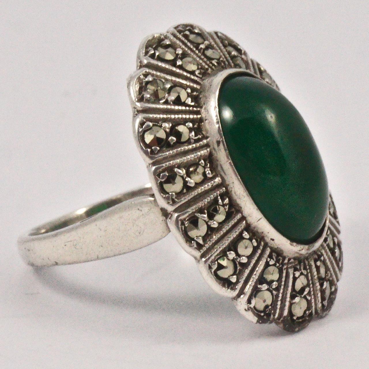 Art Déco Großer Ring aus Silber mit Markasit und grünem Halbedelstein um 1930 (Rundschliff) im Angebot