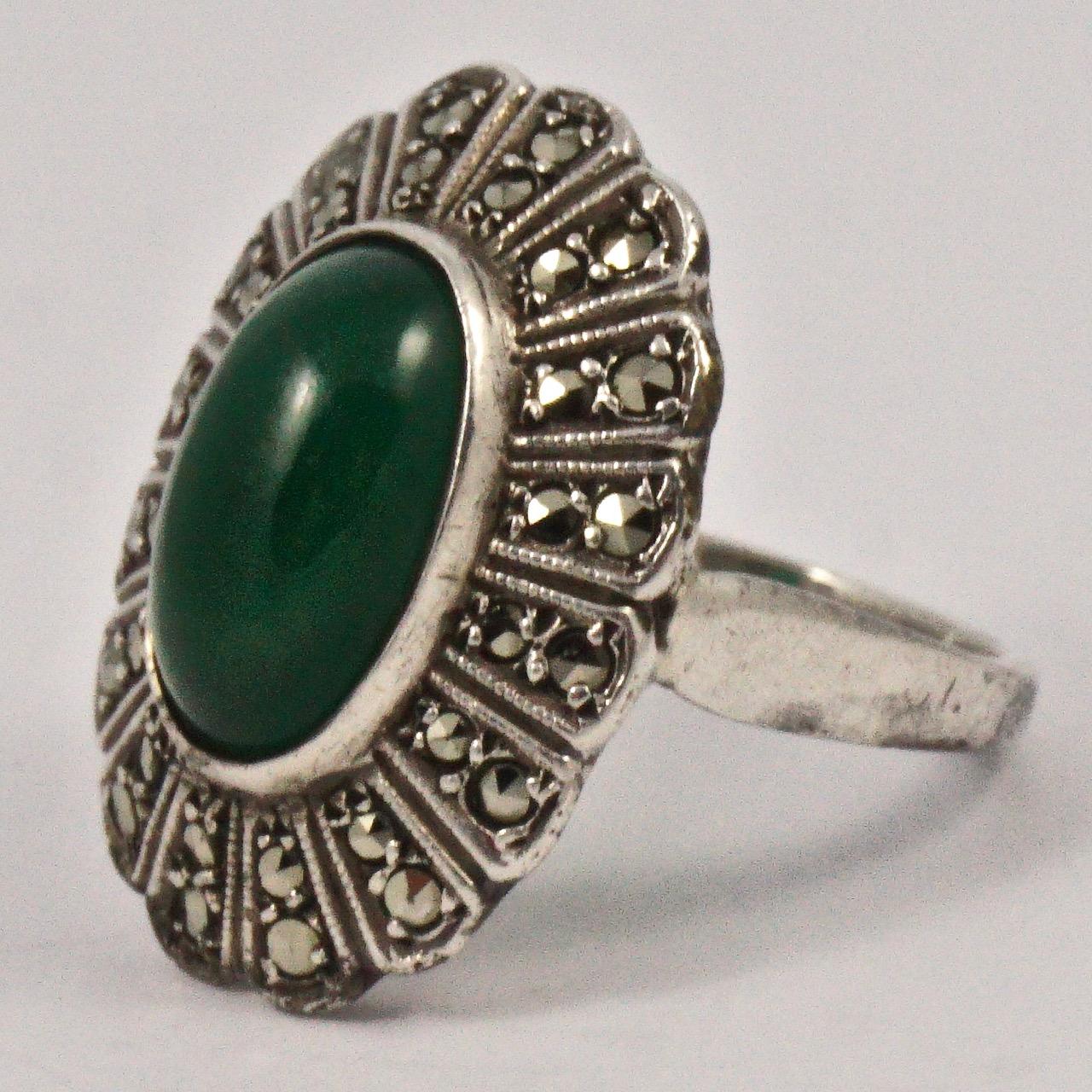 Art Déco Großer Ring aus Silber mit Markasit und grünem Halbedelstein um 1930 im Zustand „Gut“ im Angebot in London, GB