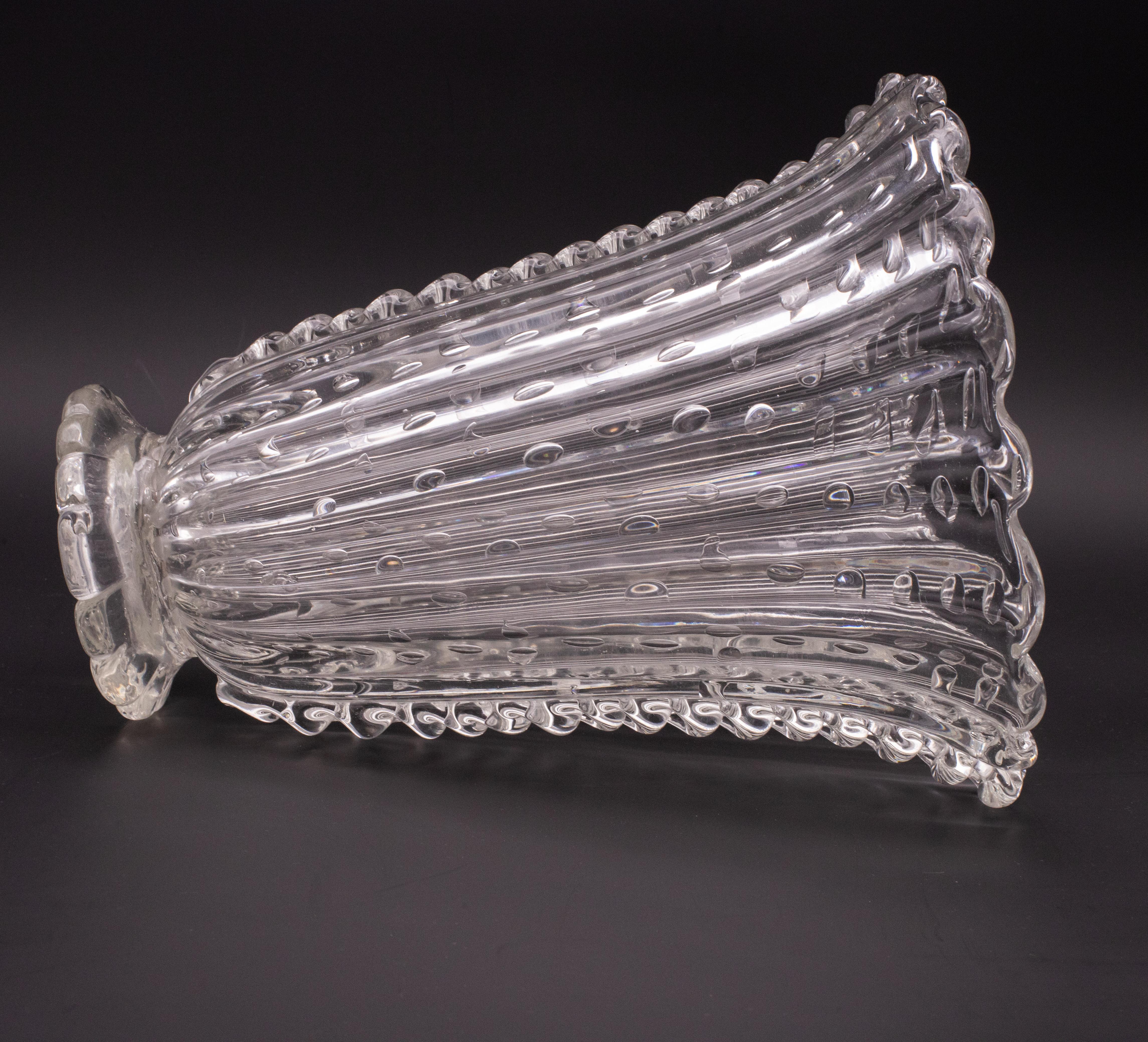 Magnifique vase de Murano réalisé par les verreries Barovier et Toso dans les années 1930-40.
Une touche unique de classe pour décorer n'importe quel espace.
Le vase a été réalisé en utilisant la technique de la bulle.
Le vase présente un signe de