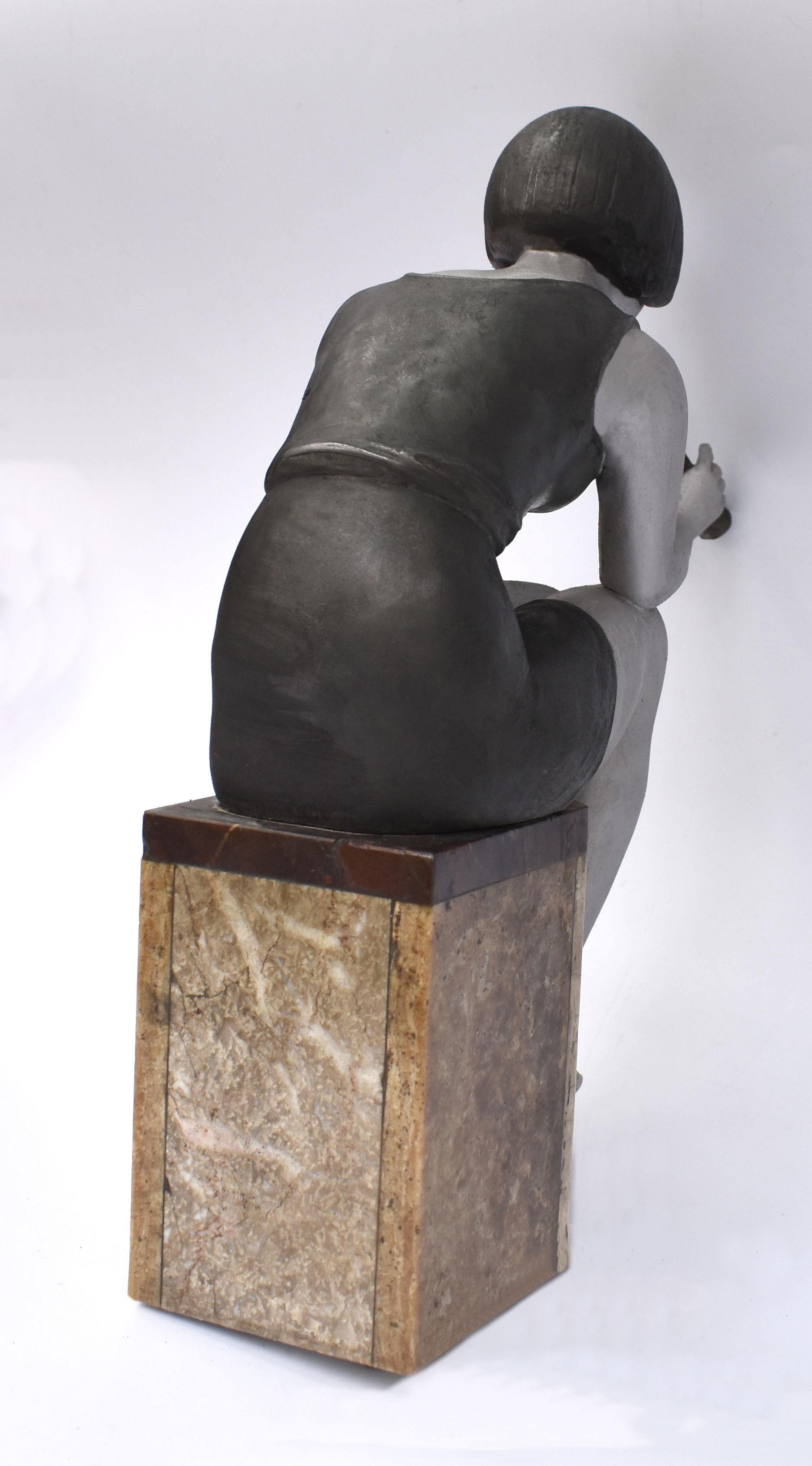Figura in speltro di grandi dimensioni in stile Art Déco, Francia, 1930 ca. In condizioni buone in vendita a Devon, England