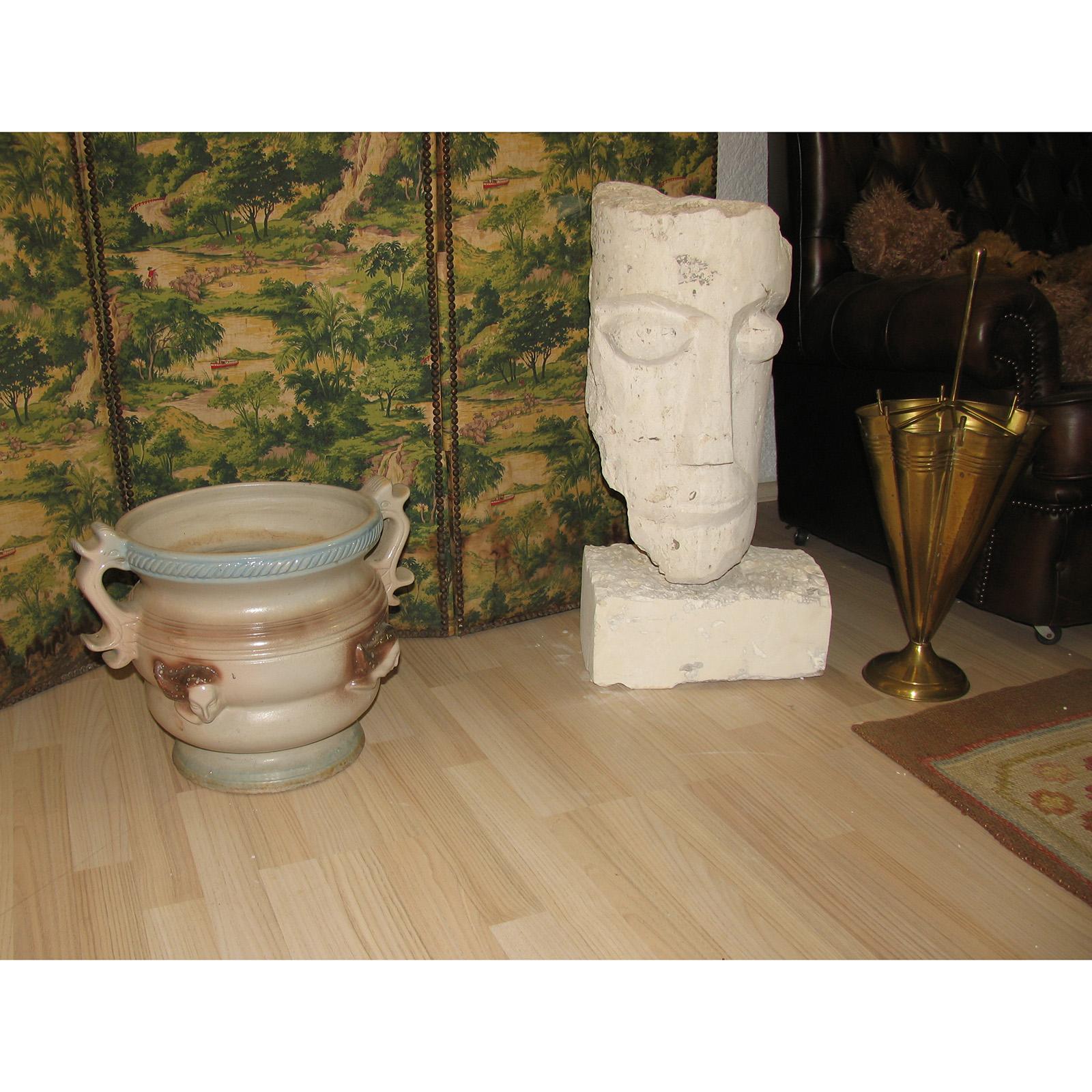 Art Deco Pflanzgefäß aus Steingut mit Griffen, Frankreich, 1940er Jahre

Großer Übertopf aus Keramik in Form einer Amphora im Art déco-Stil, auf der Vorderseite mit langhaarigen Mädchenköpfen verziert. Glasiert, Schattierungen von Hellblau und