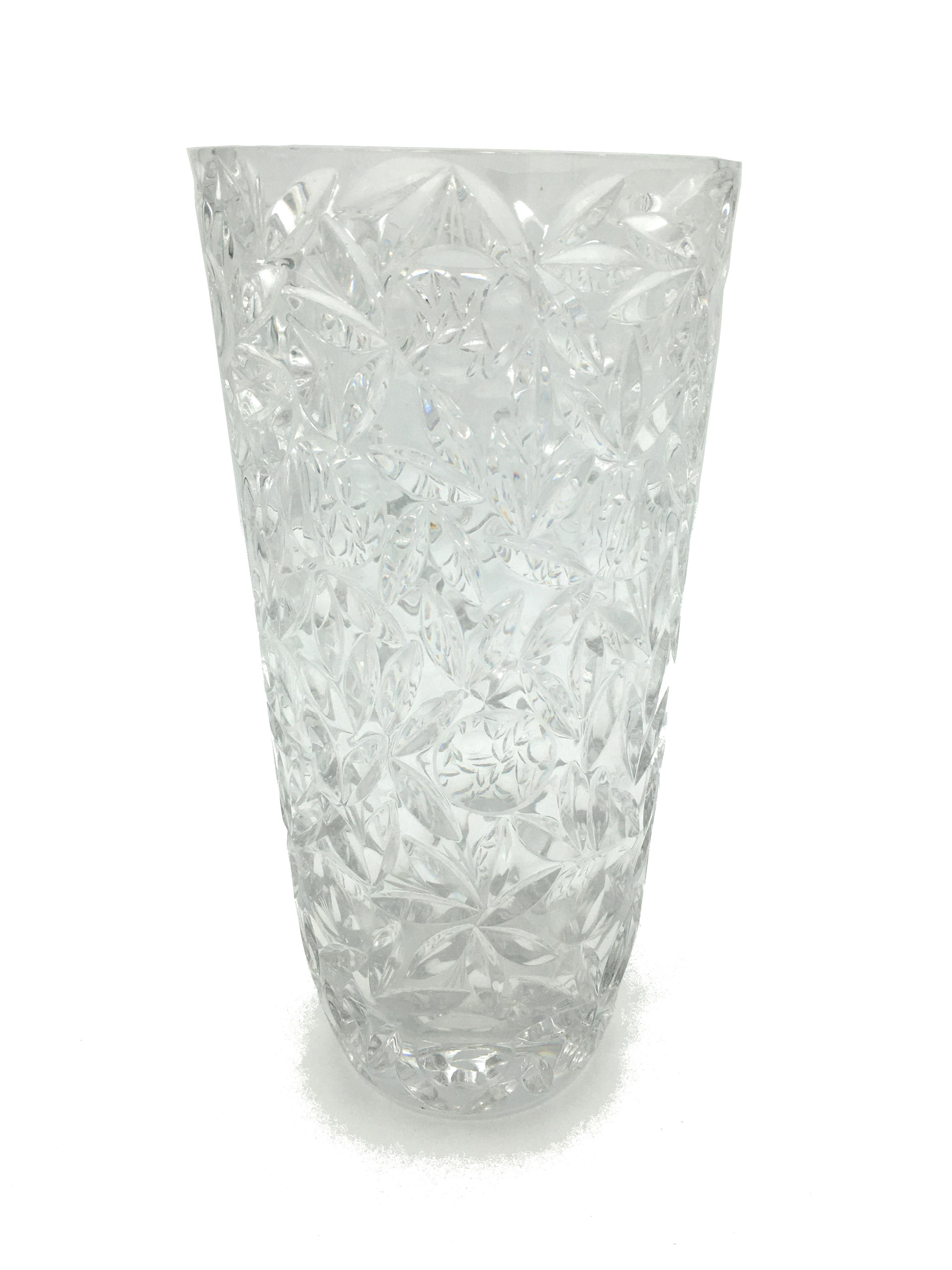 Beautiful mid-20th century large lead crystal cut vase with crystalline and persistent sound. Probably France,
circa 1940.

 