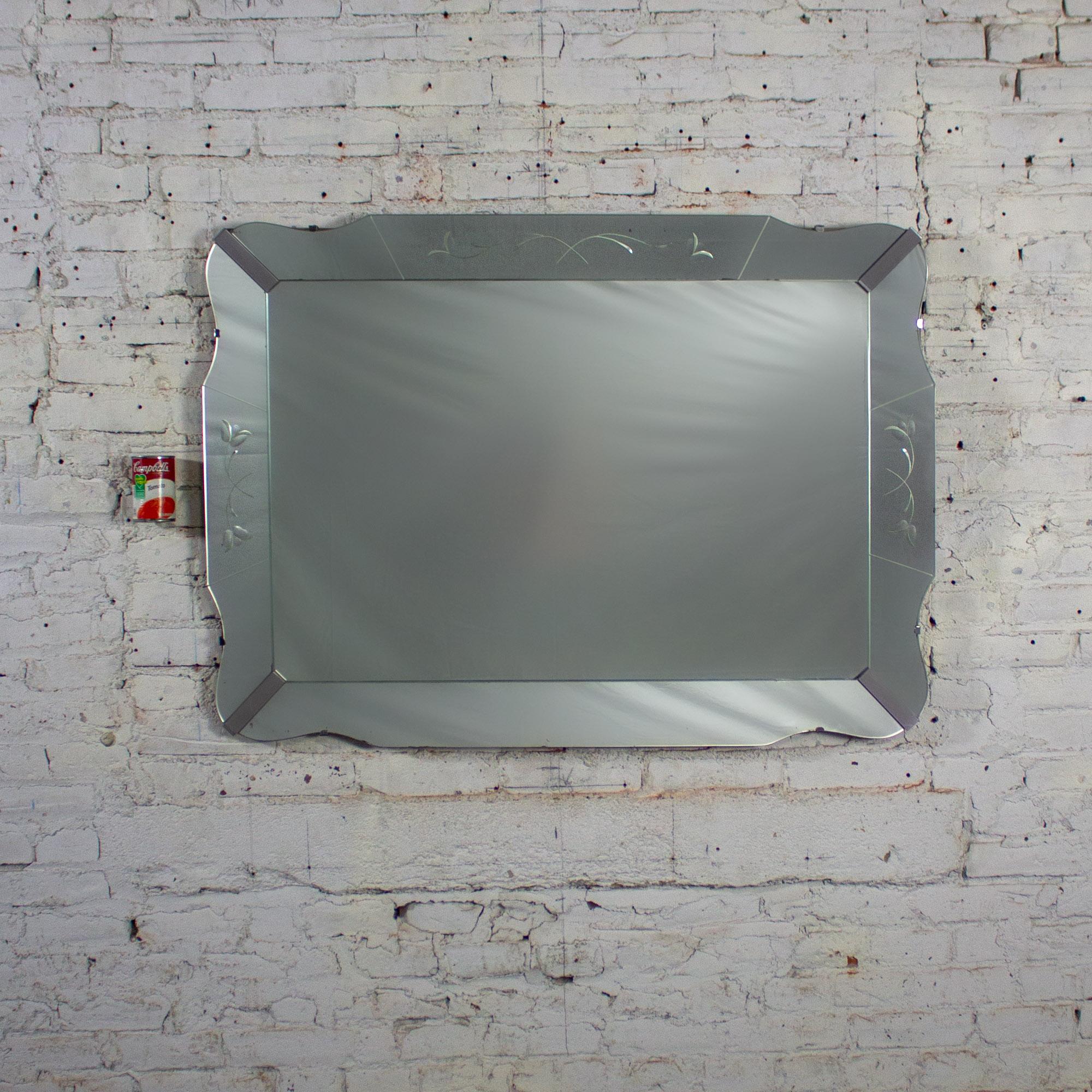 Art Deco Large Wall Mirror Rectangulaire avec côtés incurvés et verre vénitien gravé en vente 13