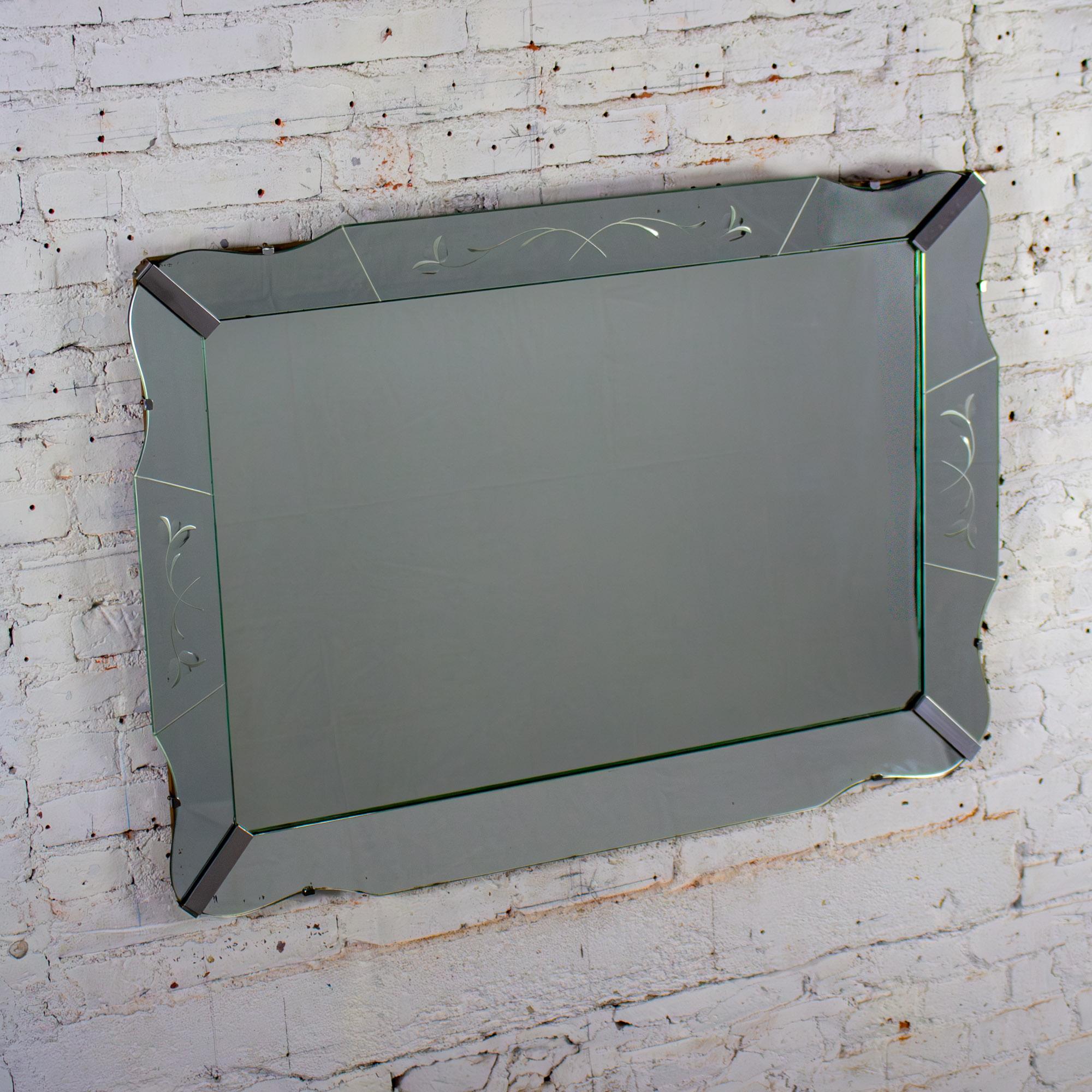 20ième siècle Art Deco Large Wall Mirror Rectangulaire avec côtés incurvés et verre vénitien gravé en vente