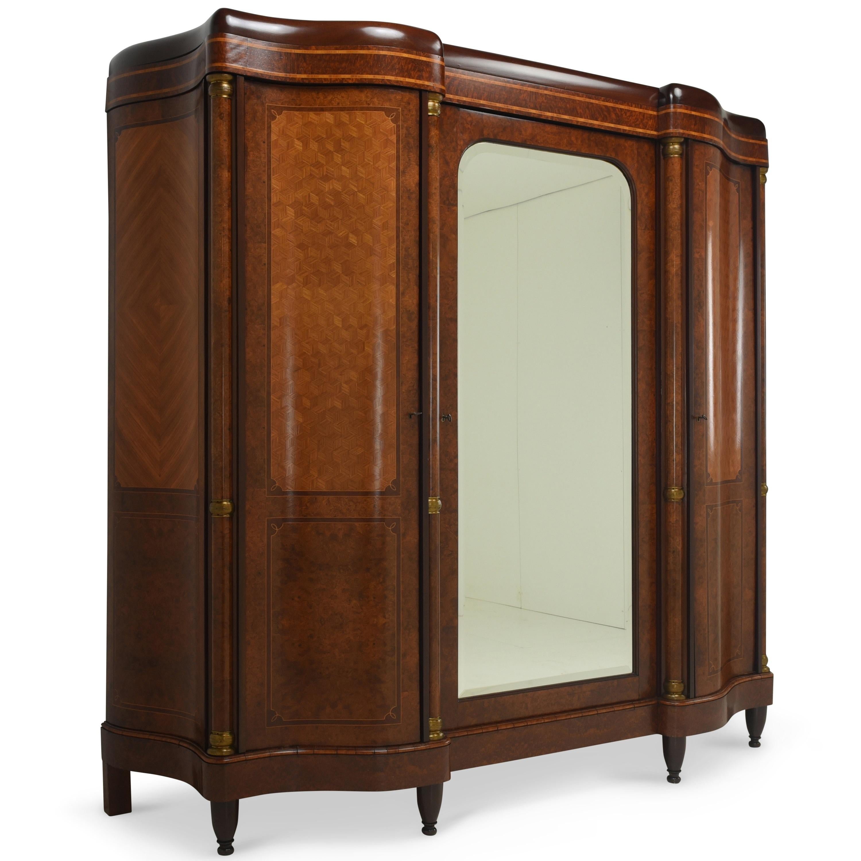 Large wardrobe restored Art Deco around 1925 root wood

Features:
Three-door model with two hanging rails and shelves
Very high quality processing
Even inside high-quality veneer
Original faceted mirror
Original fittings and metal